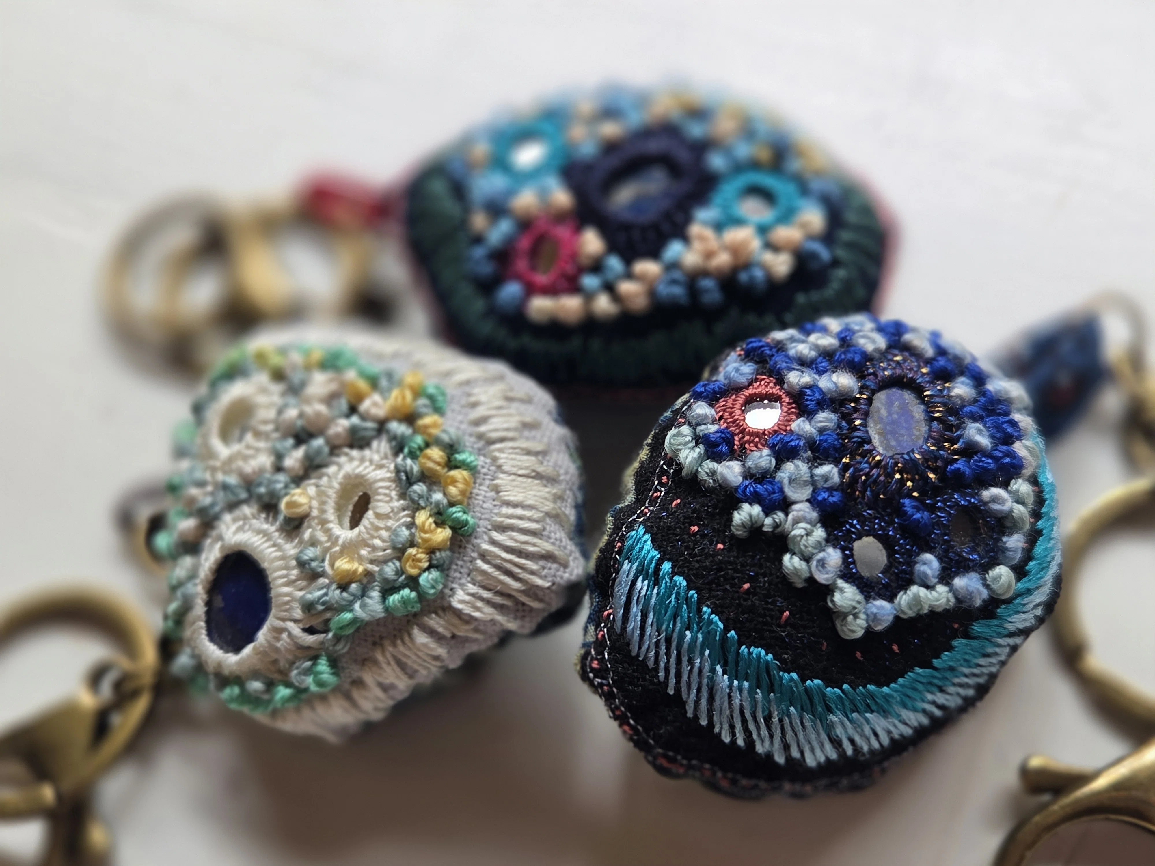 ラピスラズリの御守り ラピスラズリの御守りキーリング｜手刺繍と天然石｜みるまに