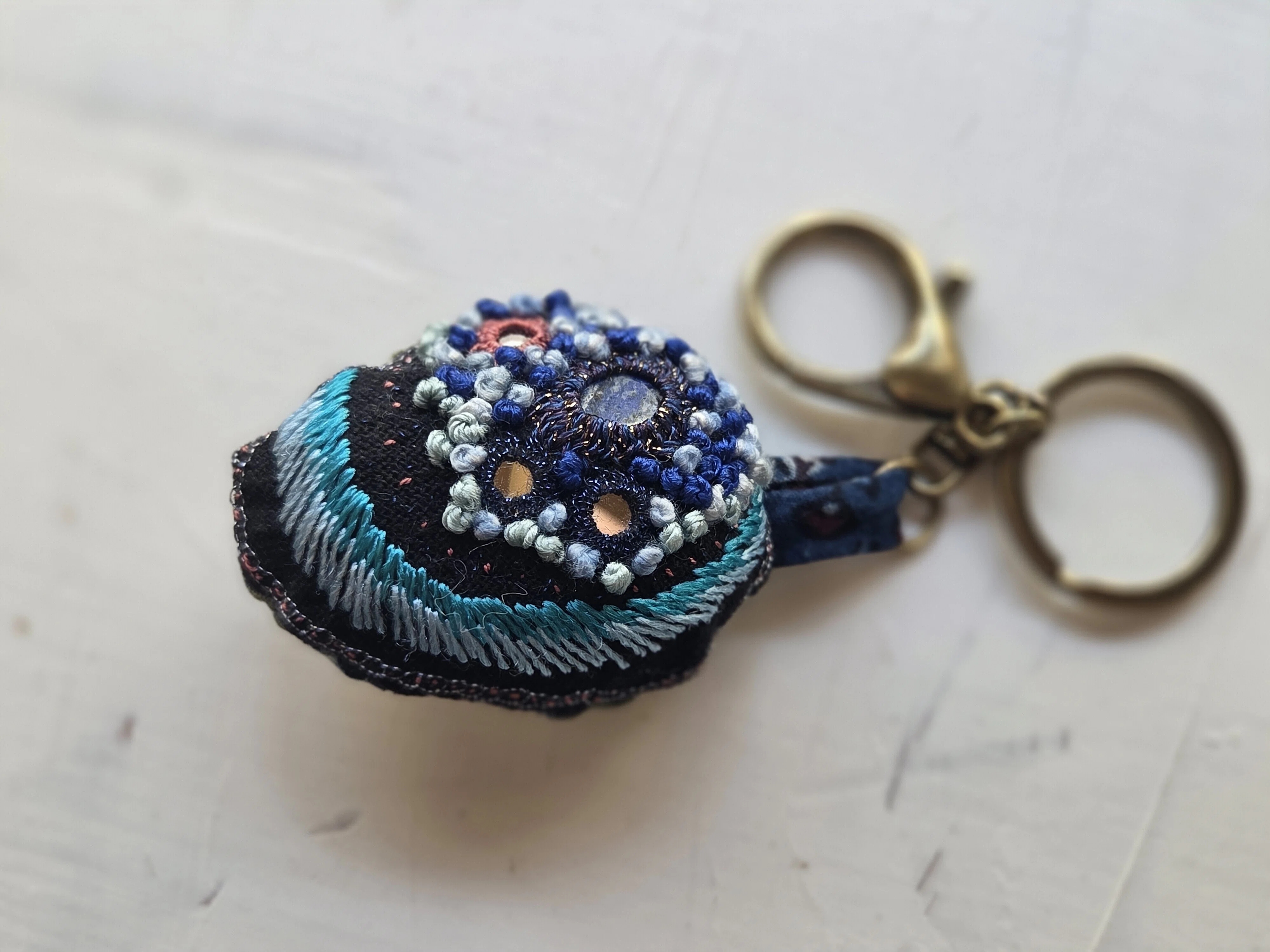 ラピスラズリの御守り ラピスラズリの御守りキーリング｜手刺繍と天然石｜みるまに