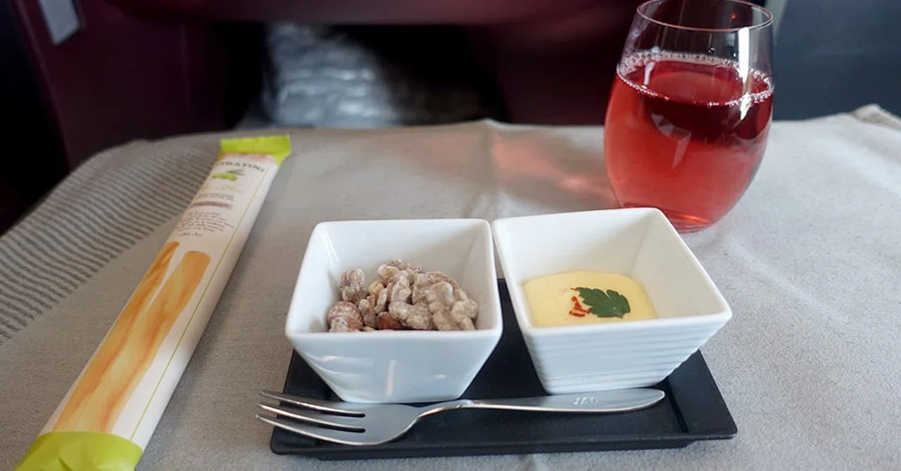 JAL国際線ビジネスクラスの機内食をレビュー！提供時間も紹介｜お得