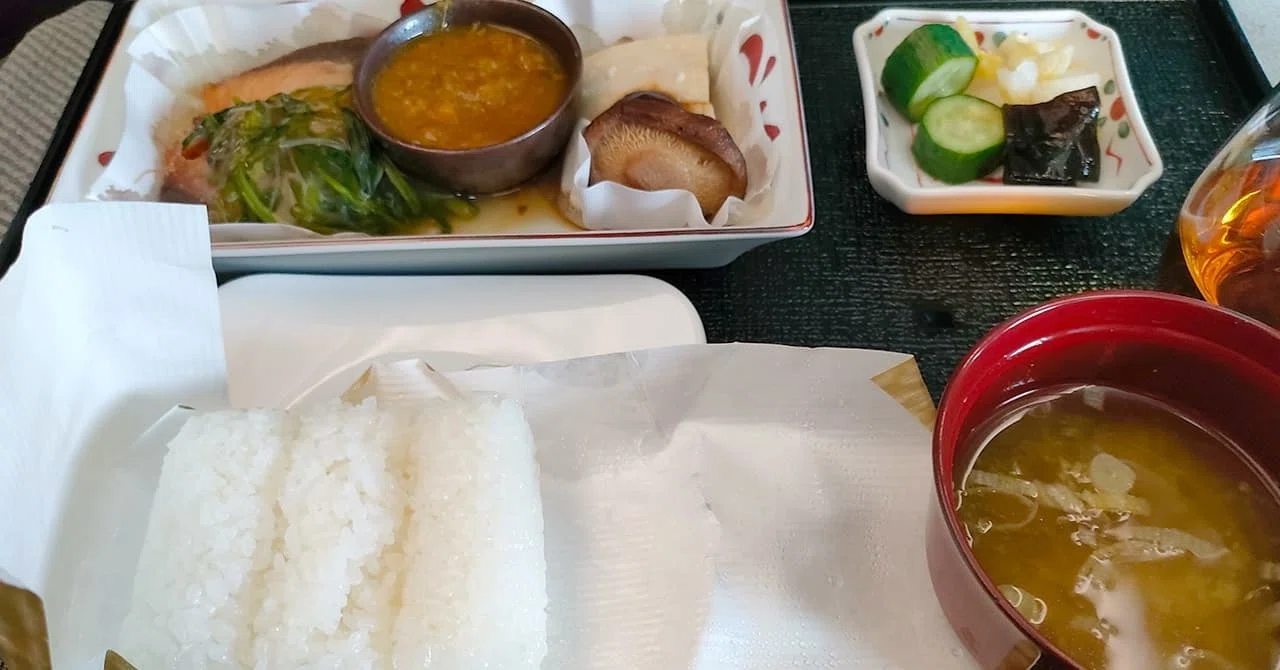 JAL国際線ビジネスクラスの機内食をレビュー！提供時間も紹介｜お得