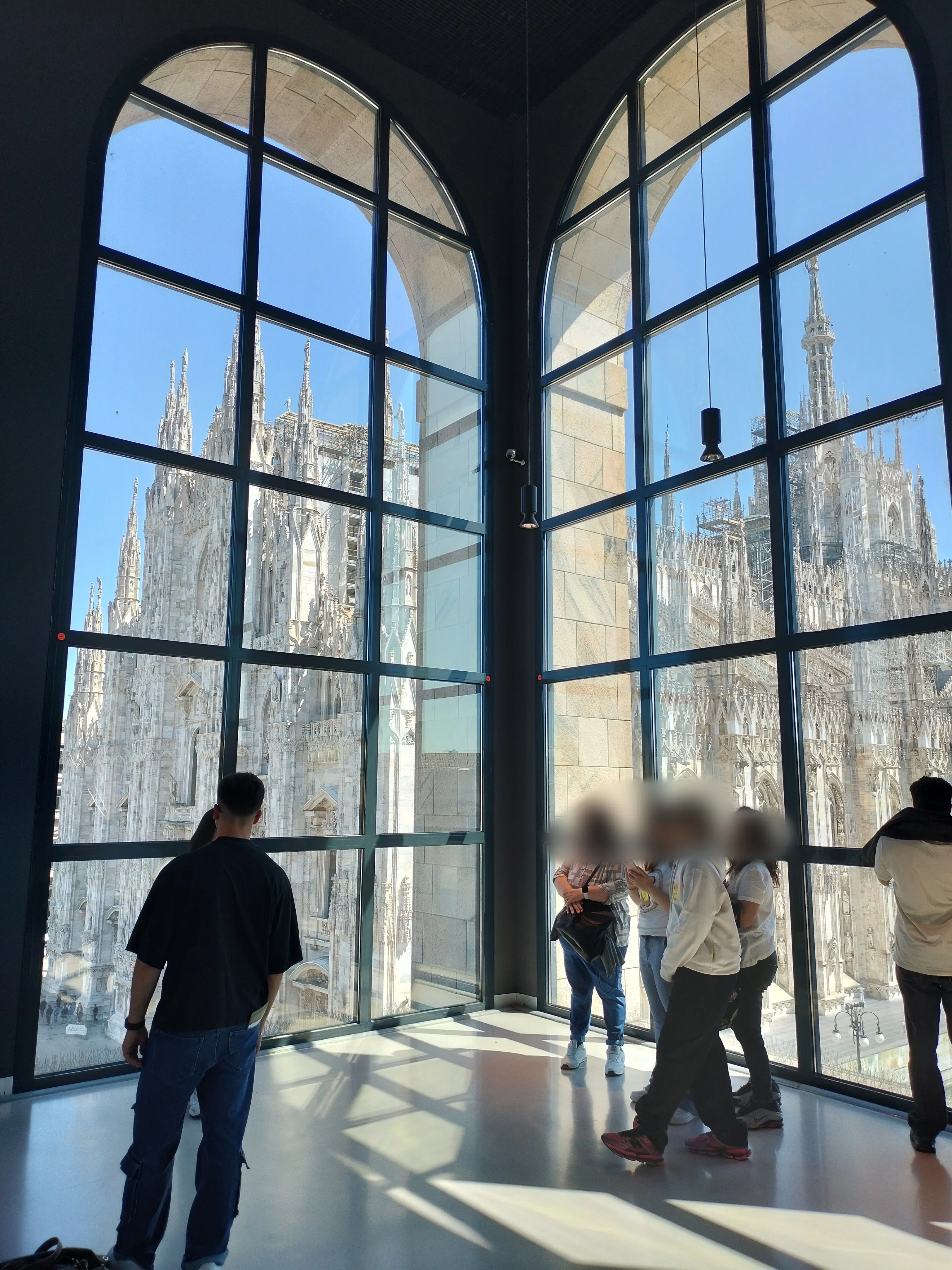 ミラノ大聖堂の景色がアート、「Museo del novecento (ノベチェント