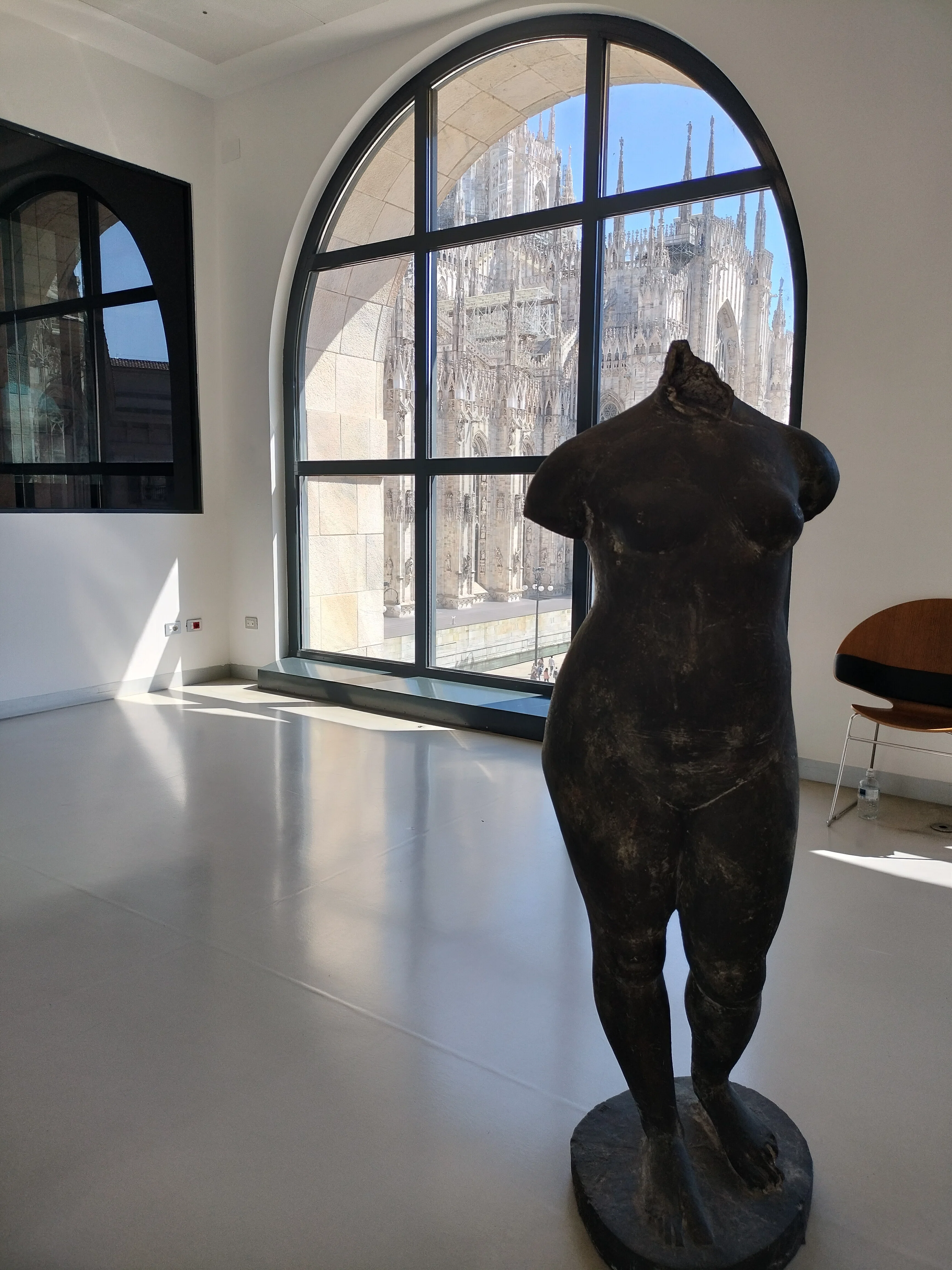 マッシミリアーノ・アダミ　イタリア製　オブジェ　前衛アート　現代アート ミラノ大聖堂の景色がアート、「Museo del novecento (ノベチェント