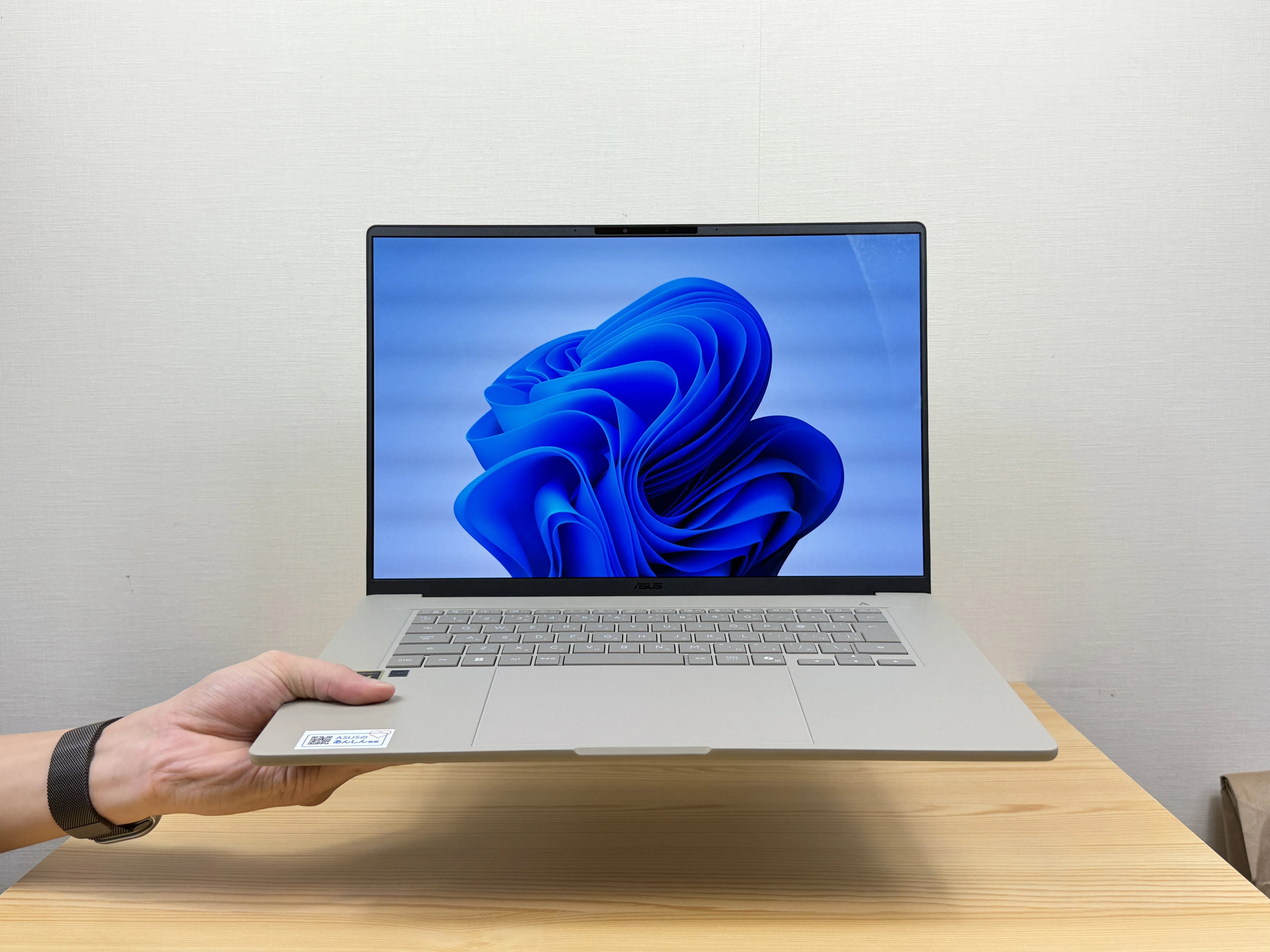 MacBook本体 sora 実機レビュー・あれ？ASUS ZenbookがMacBook Proみたいになってて