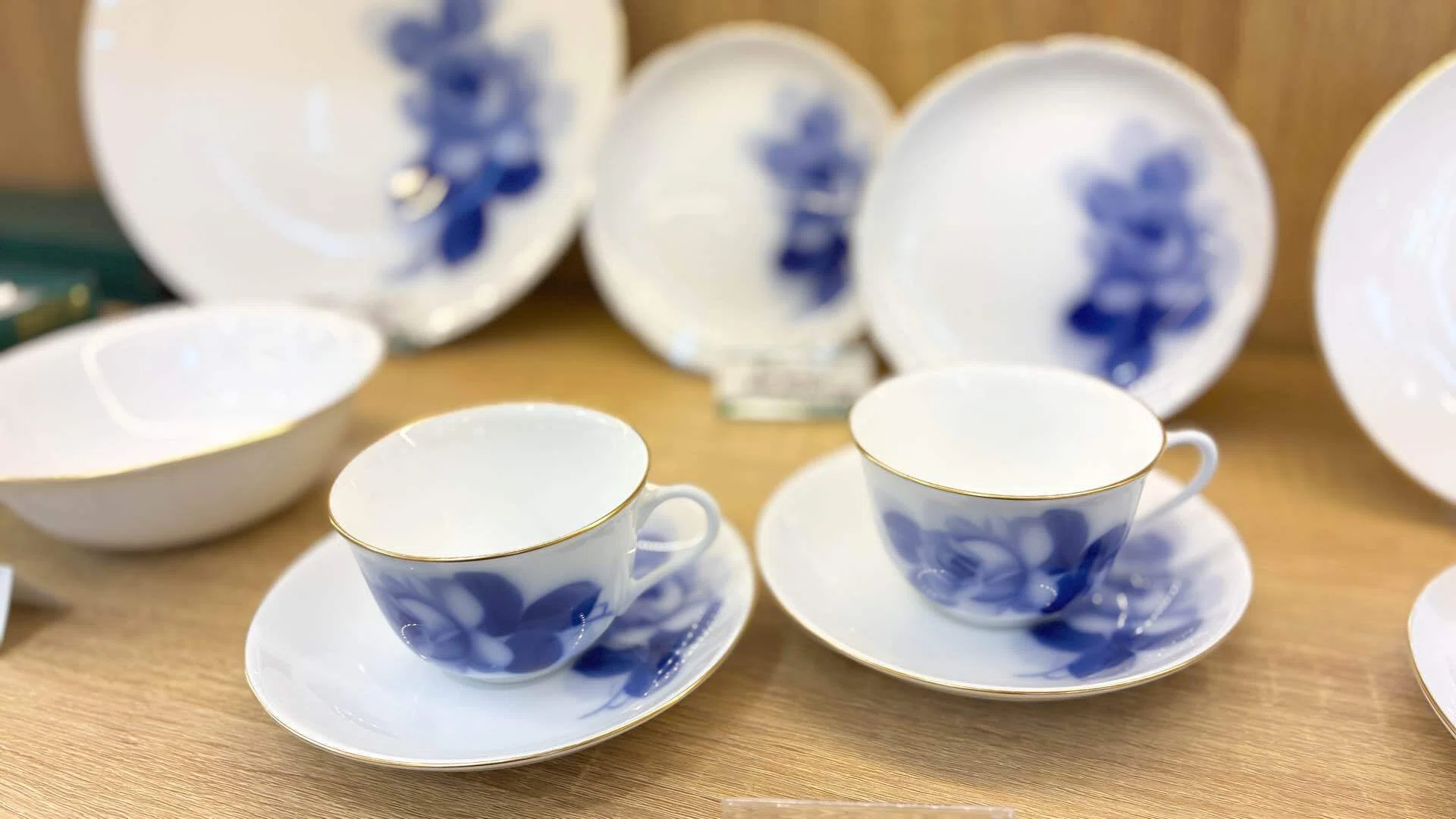 Chapus淡いブルーの小花がそっと息づくひととき─フランス製プレート Recommended Mother's Day Gifts Part 6🌹｜テーブルカルチャーえむすび