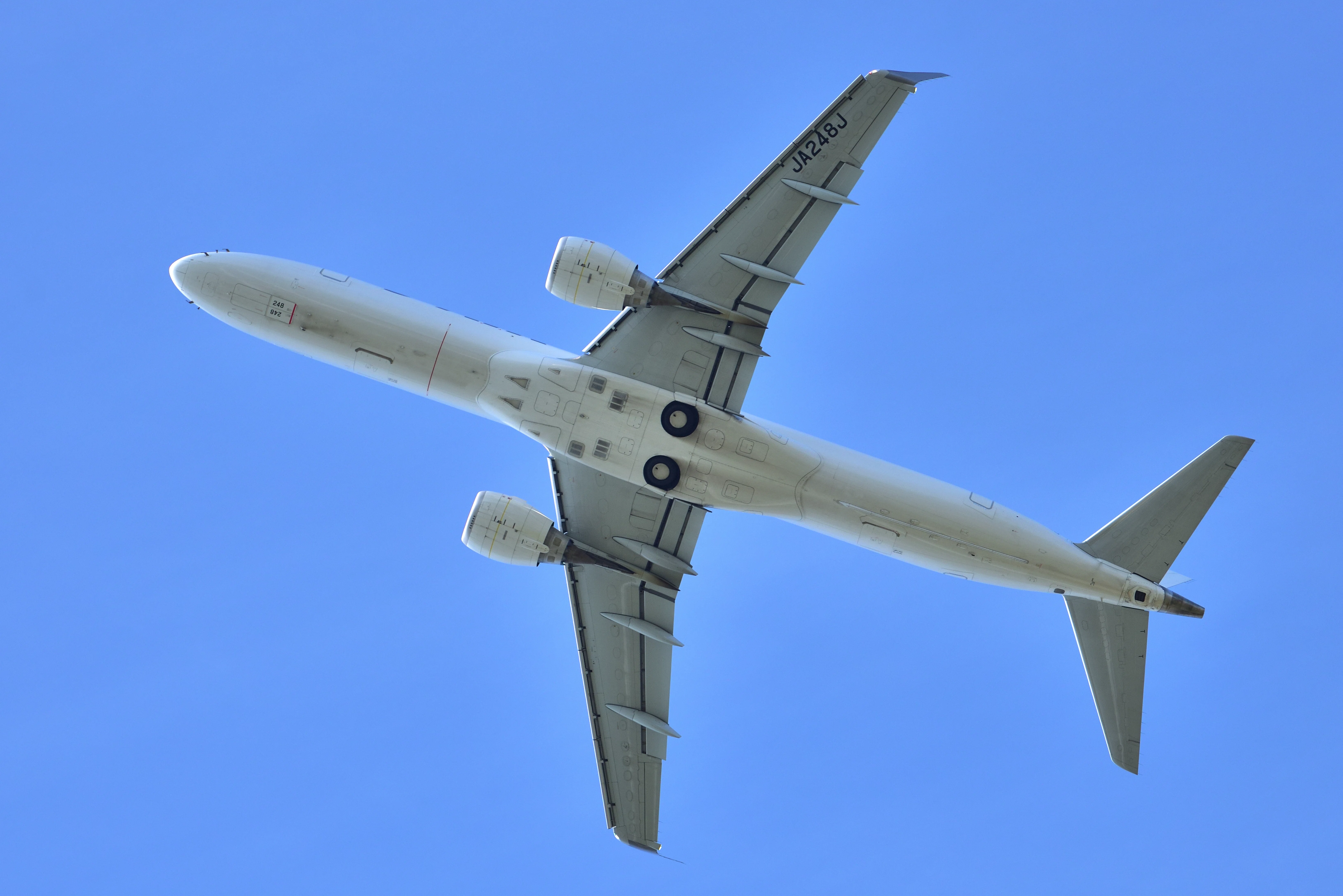 エンブラエル ERJ‑190‑100｜光と風のアルバム