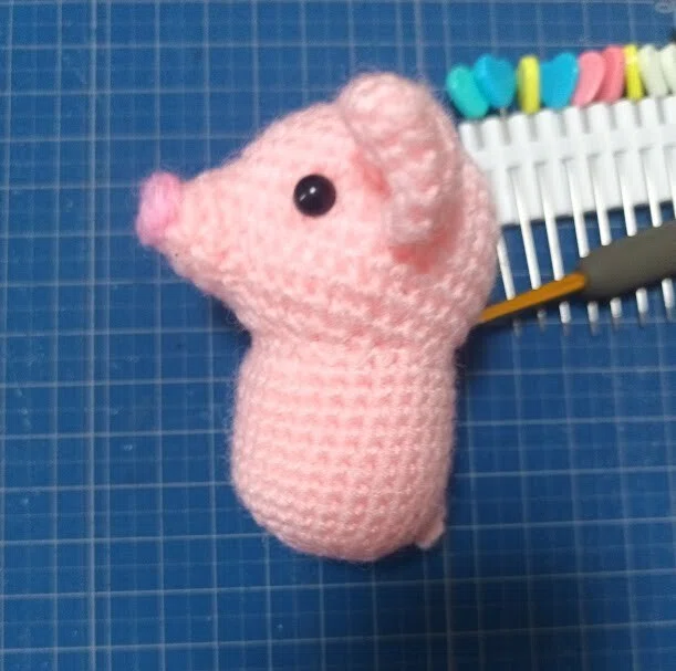 ブタのあみぐるみが一匹できました｜イシカワ