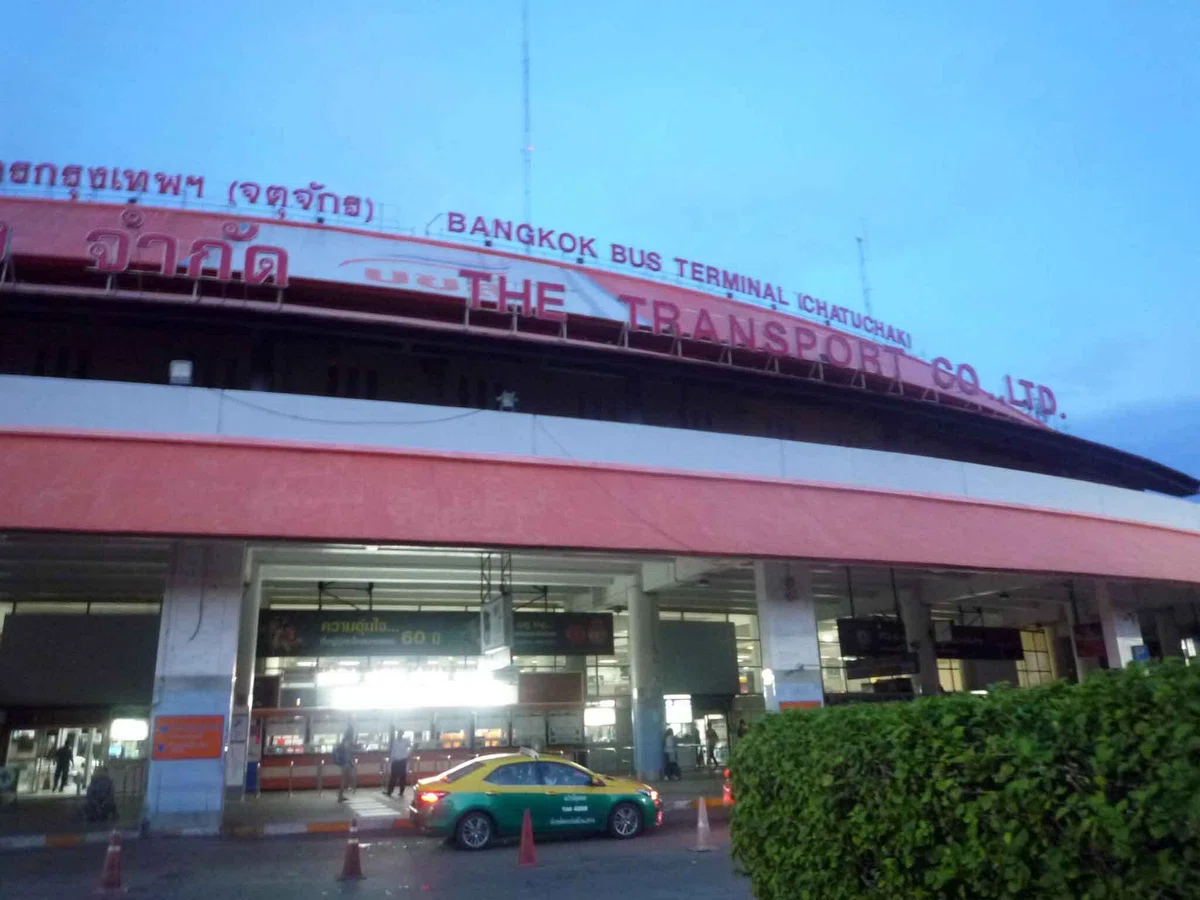 “BANGKOK BUS TERMINAL (CHATUCHAK)” と書かれたバンコクのバスターミナル外観。建物前にタクシーが停まっている。