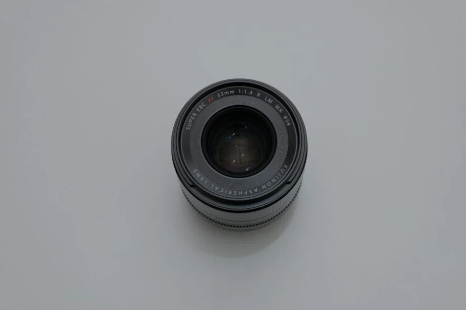 富士フイルム XF33mmF1.4 R LM WRをレビュー！静かで高速なAFが魅力の