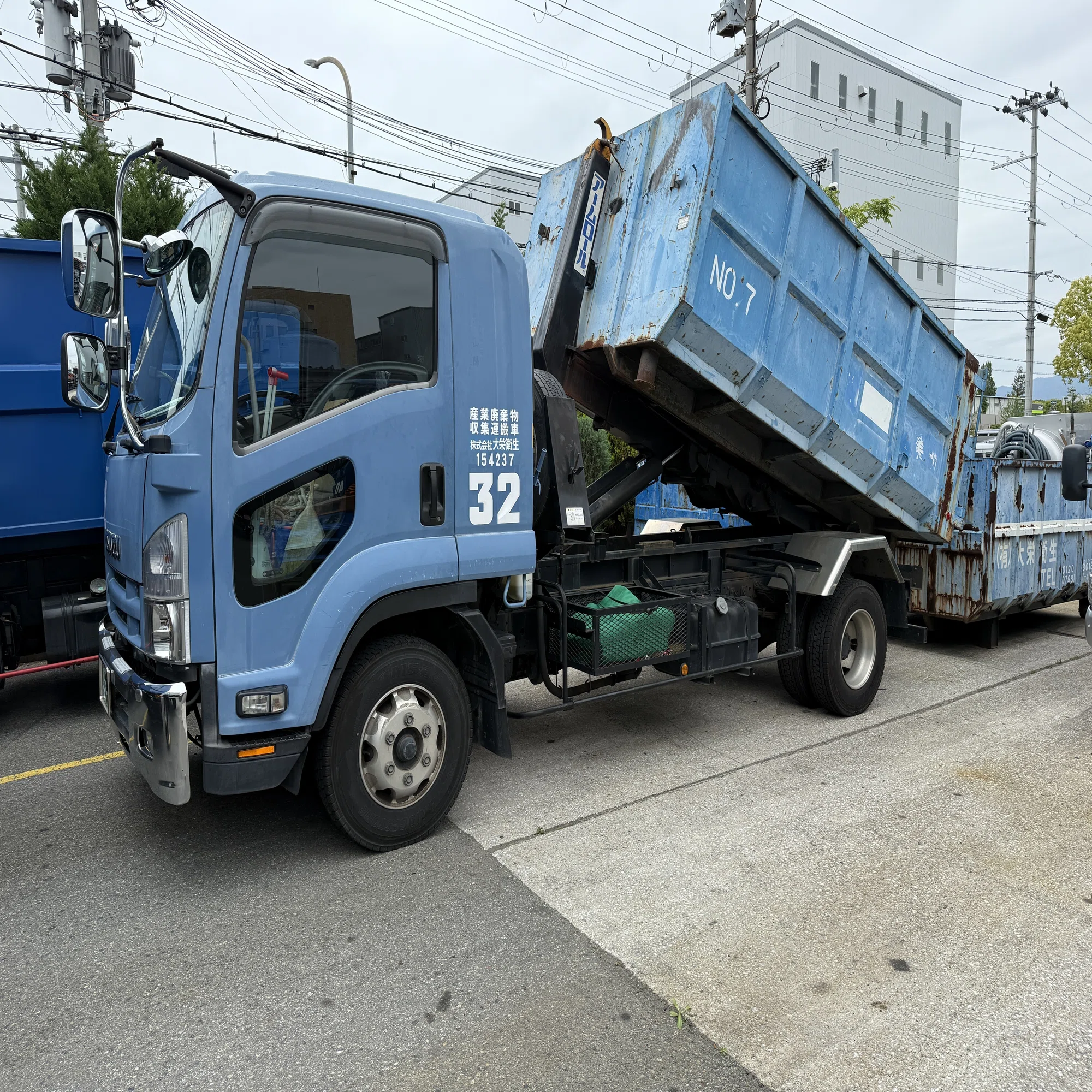現場公開】大きなゴミ箱を運ぶ「アームロール車」って？コンテナ回収の 