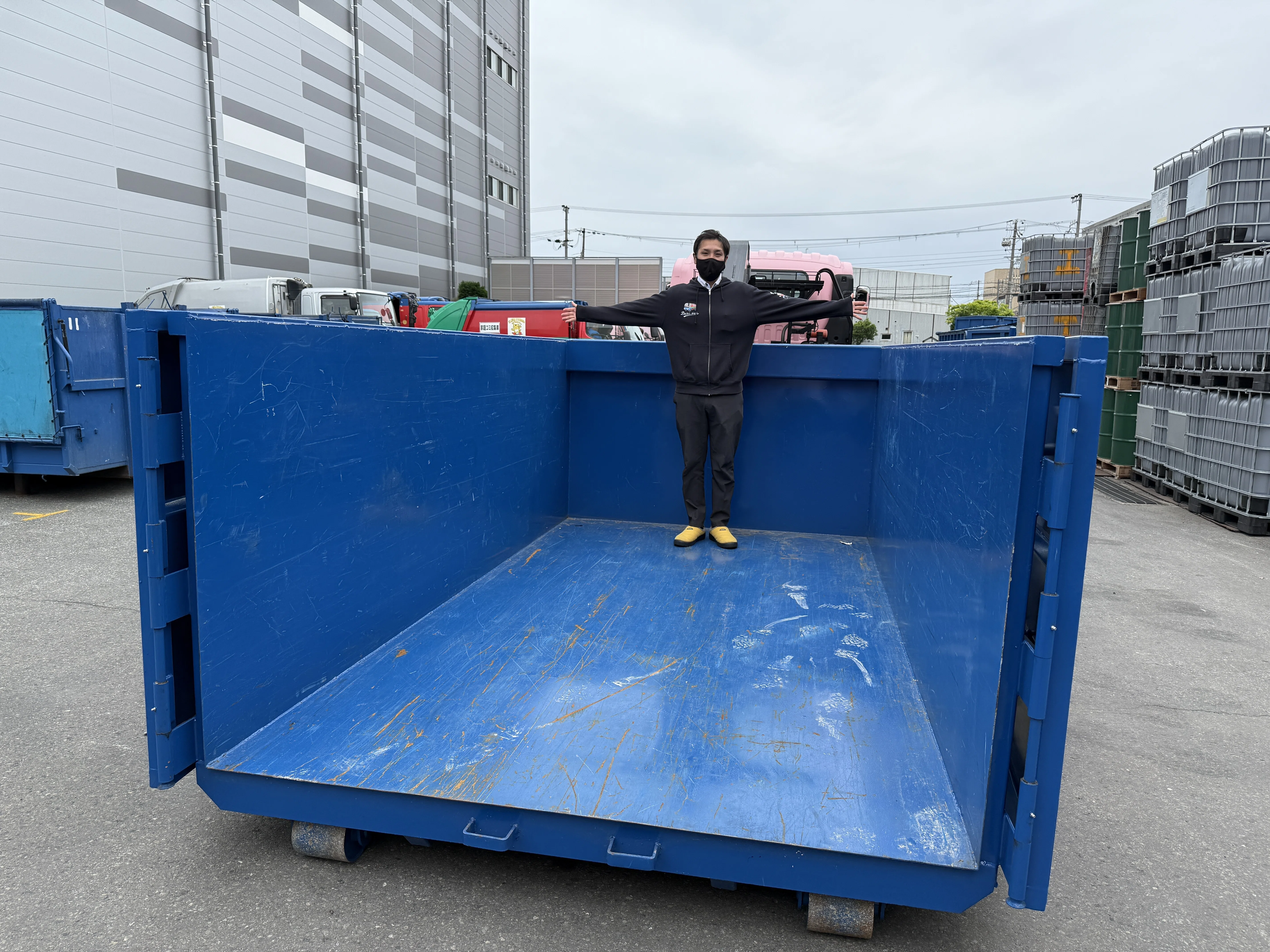 現場公開】大きなゴミ箱を運ぶ「アームロール車」って？コンテナ回収の