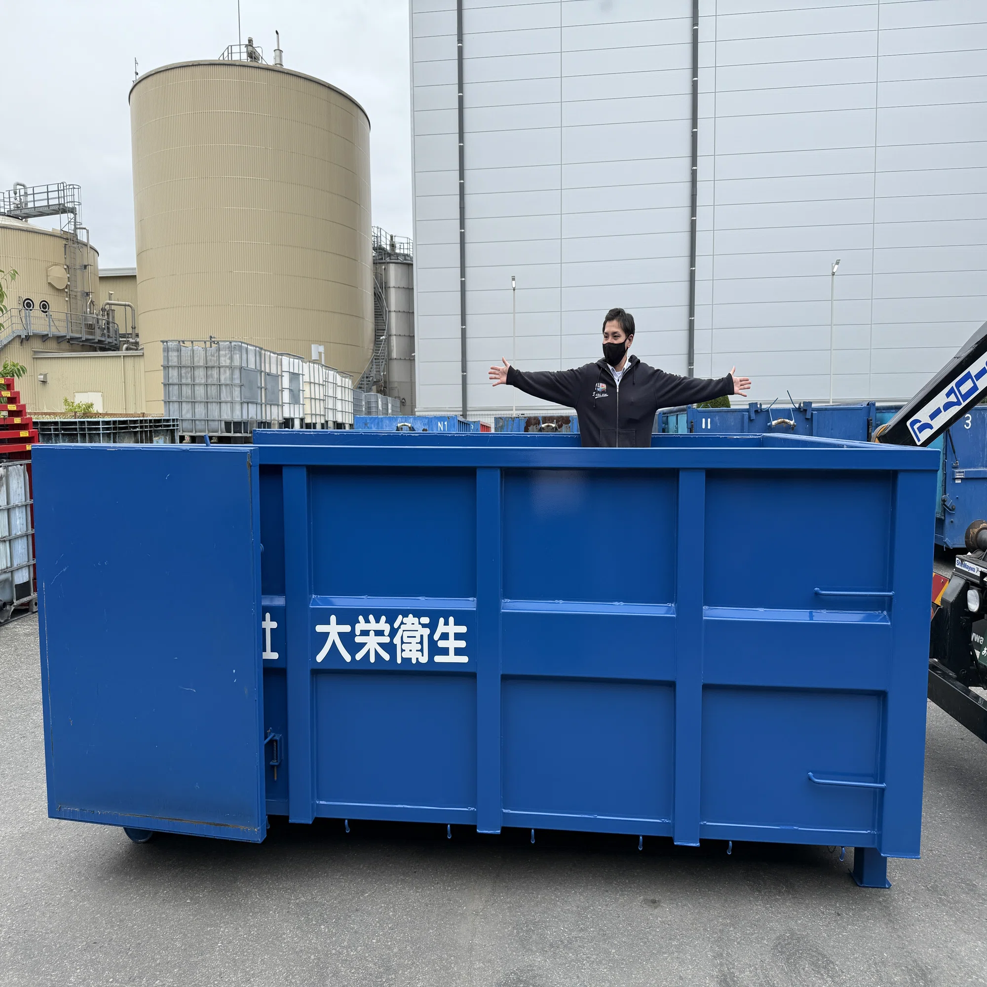 現場公開】大きなゴミ箱を運ぶ「アームロール車」って？コンテナ回収の 