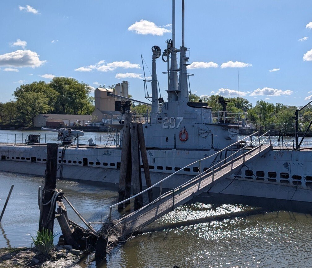 スーパー行ったら、普通に潜水艦が浮いてました🇺🇸｜Michi