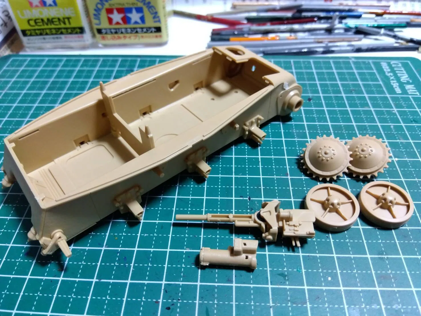 フランス軽戦車H39（タミヤ1/35 ）#2～製作開始｜はりす