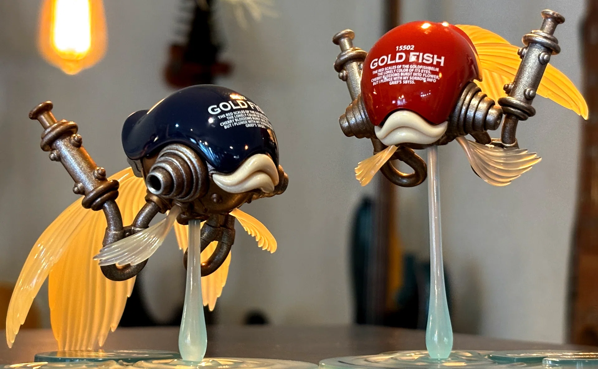 今井アレクサンドル作品(おたまじゃくし 金魚様) 机の上を泳ぐ、機械じかけの金魚。──グッスマ「GOLD FISH 緋／紺」と