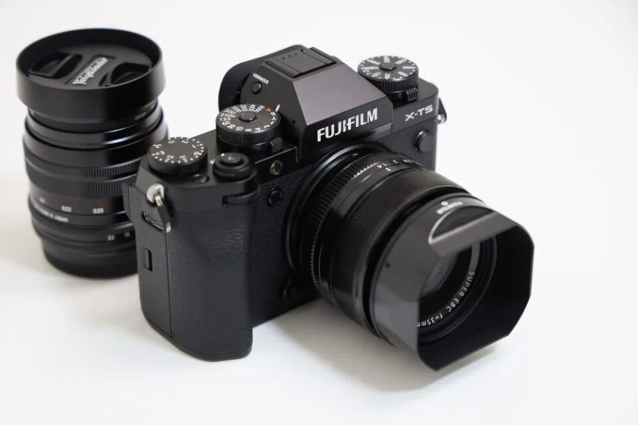 富士フイルム X-T5をレビュー！これぞ王道進化＆最適解と言えるミラー