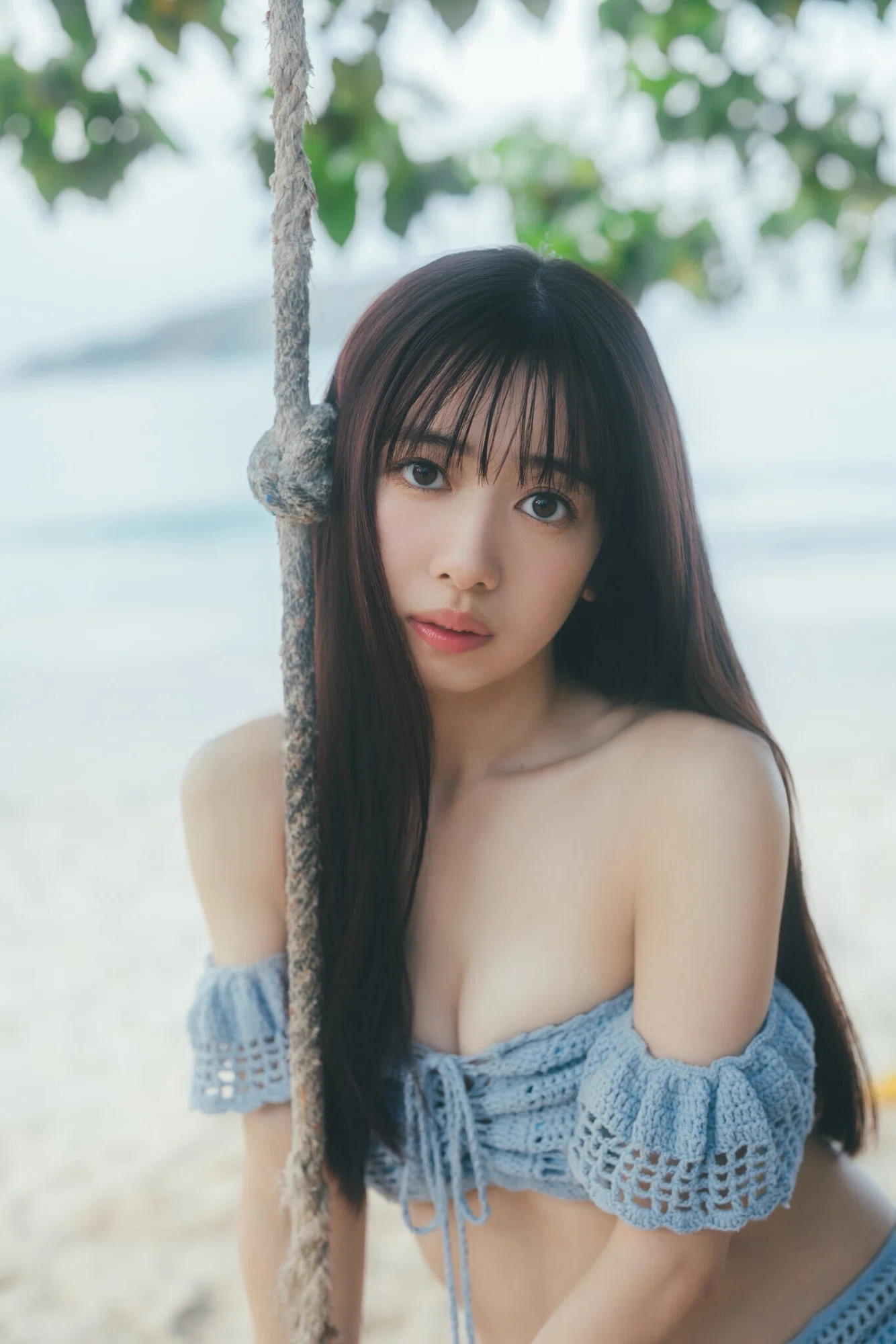 Mayama Rika dalam balutan gaun merah