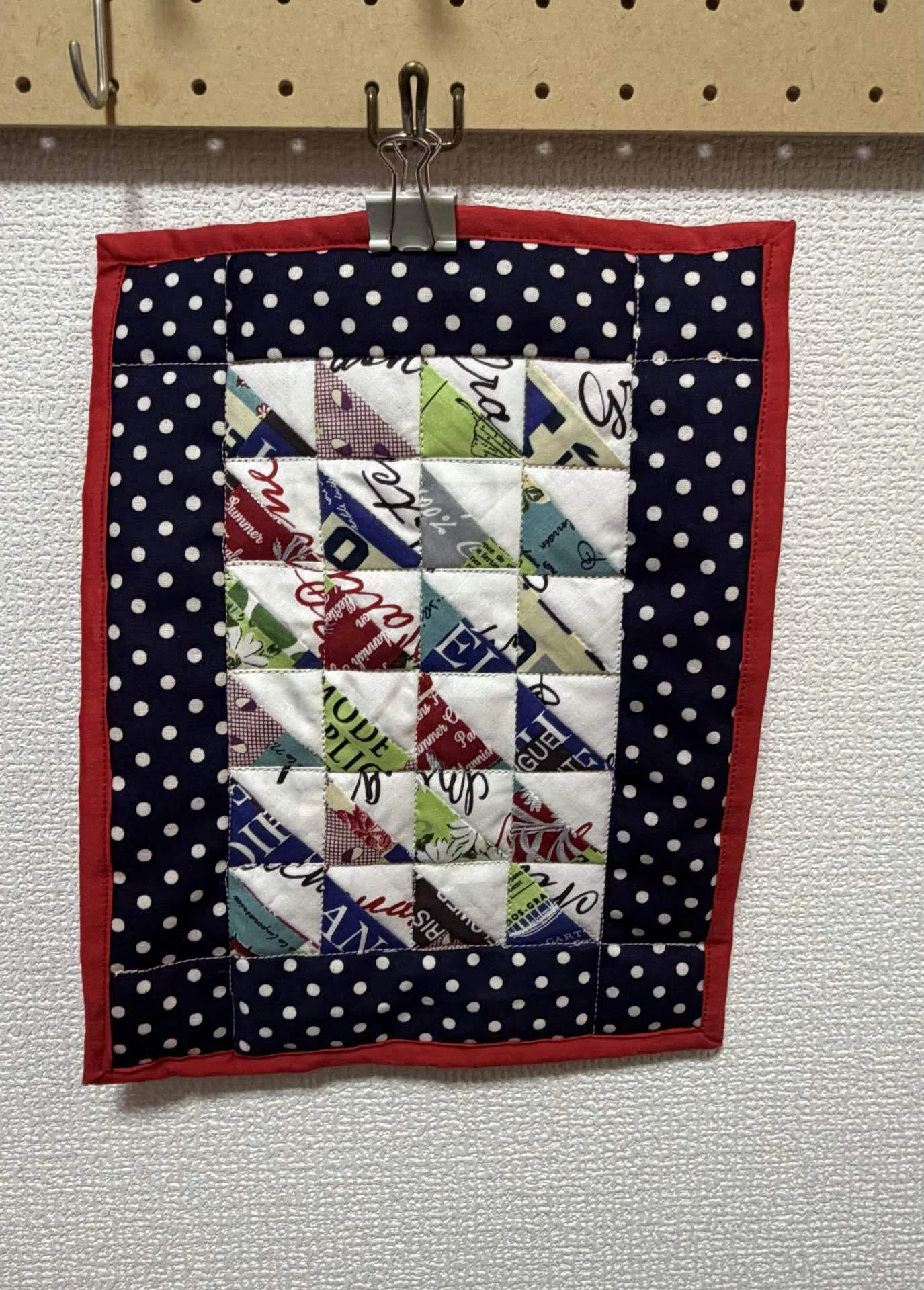 パッチワーク キルト 完成品　タペストリー マット 用途いろいろ 手芸作品「パッチワークのティーマット」｜しじみ