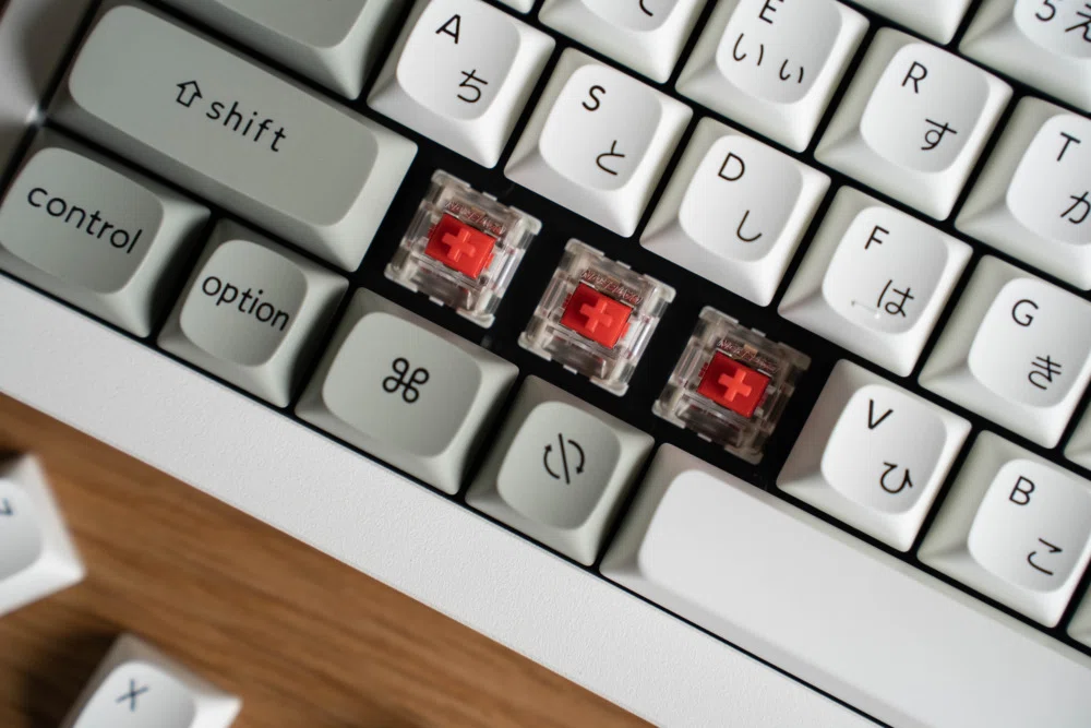 Keychron Q1 Pro JIS配列｜ホワイト 茶軸＋一部バナナ軸 Keychron Q1 Pro QMK/VIA ワイヤレス カスタム・メカニカルキーボード
