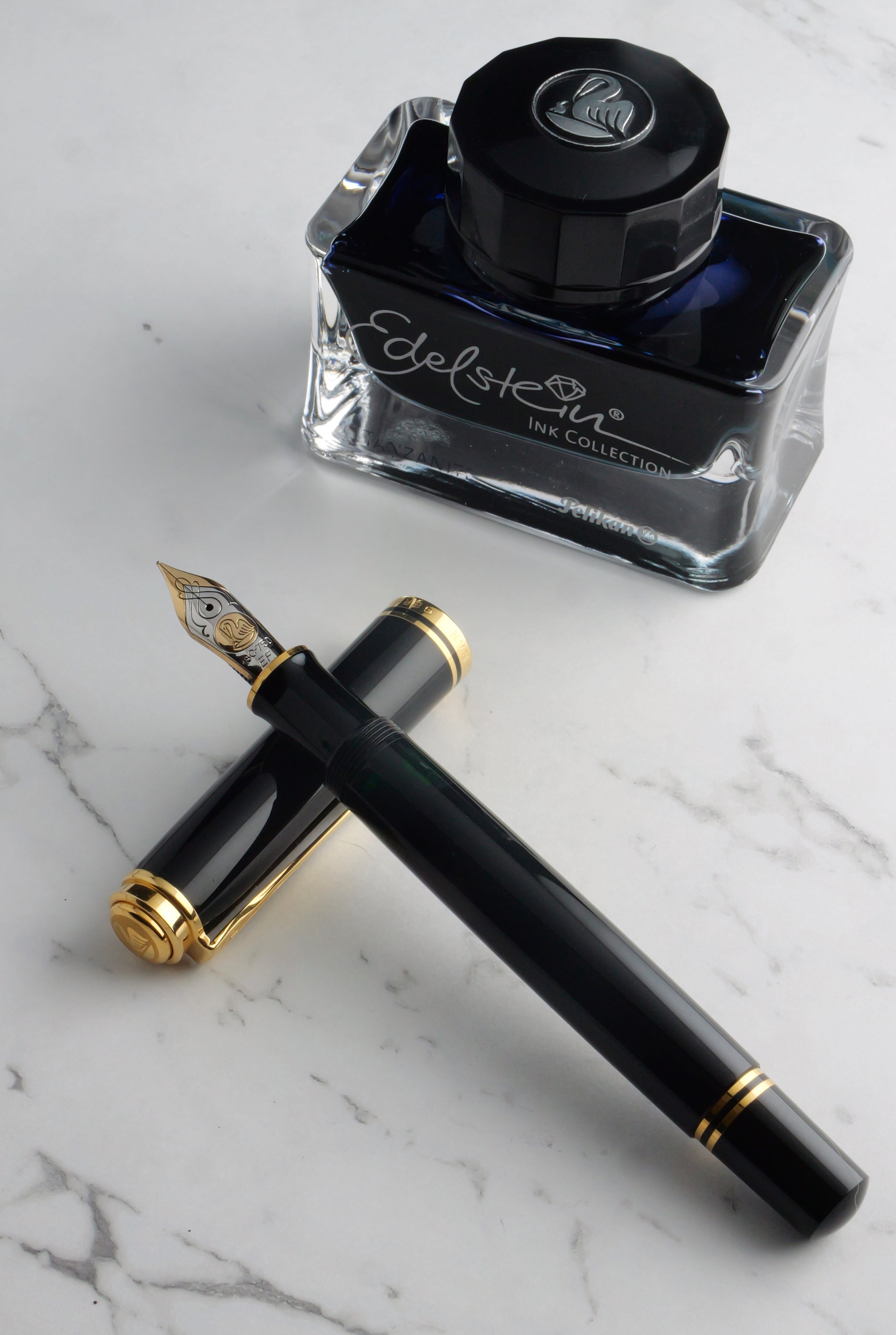 黒軸に宿るエレガンス ― Pelikan Souverän M800 Black｜Hideo Takehara