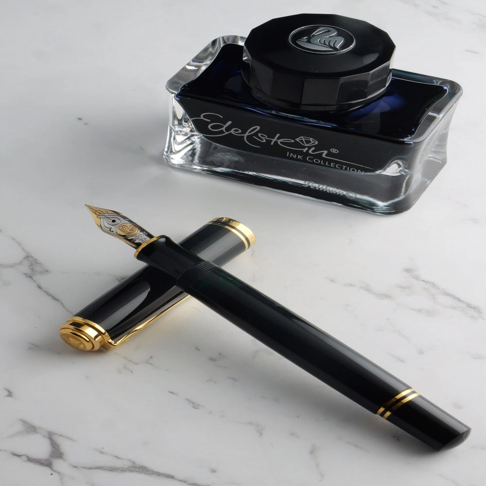 黒軸に宿るエレガンス ― Pelikan Souverän M800 Black｜Hideo Takehara