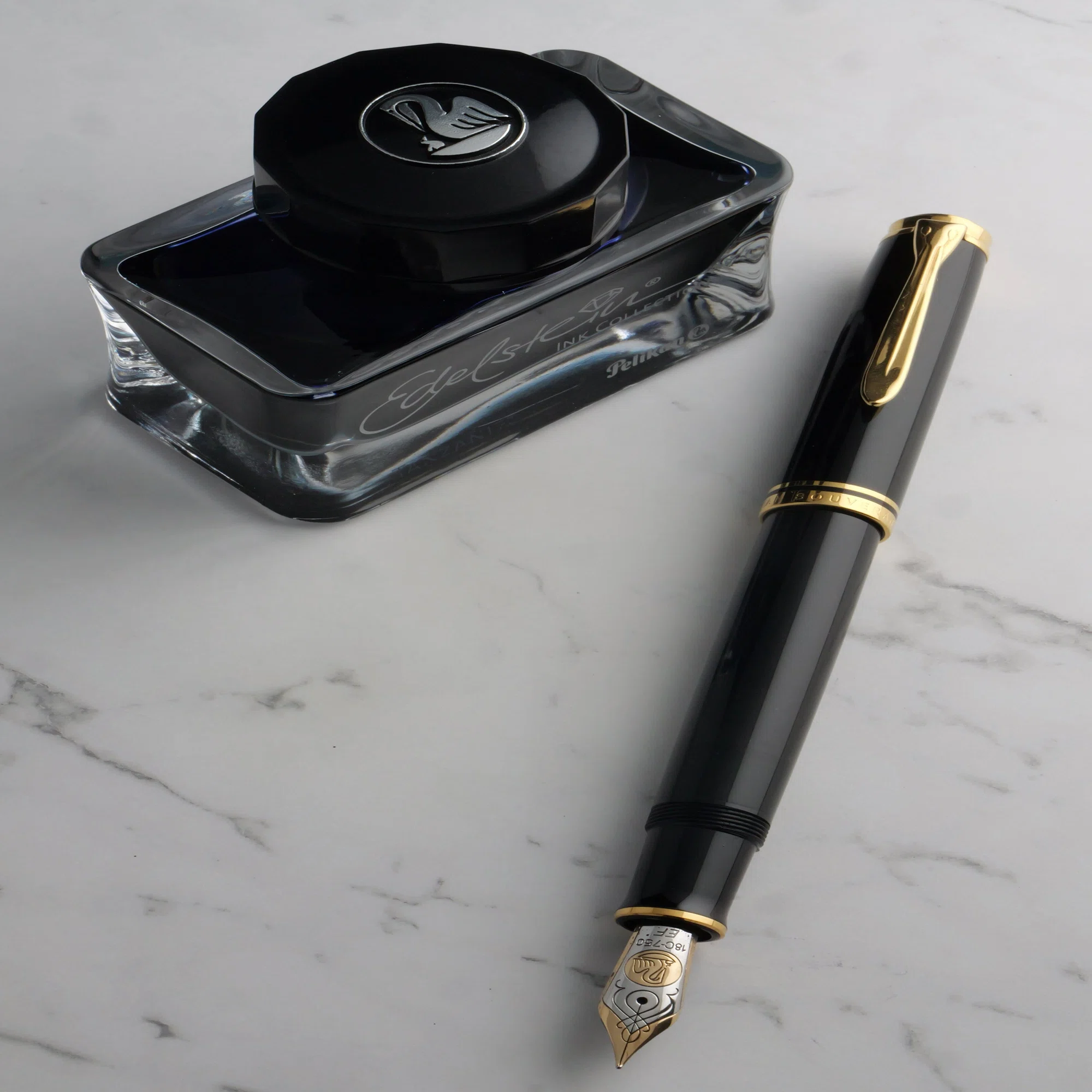 黒軸に宿るエレガンス ― Pelikan Souverän M800 Black｜Hideo Takehara