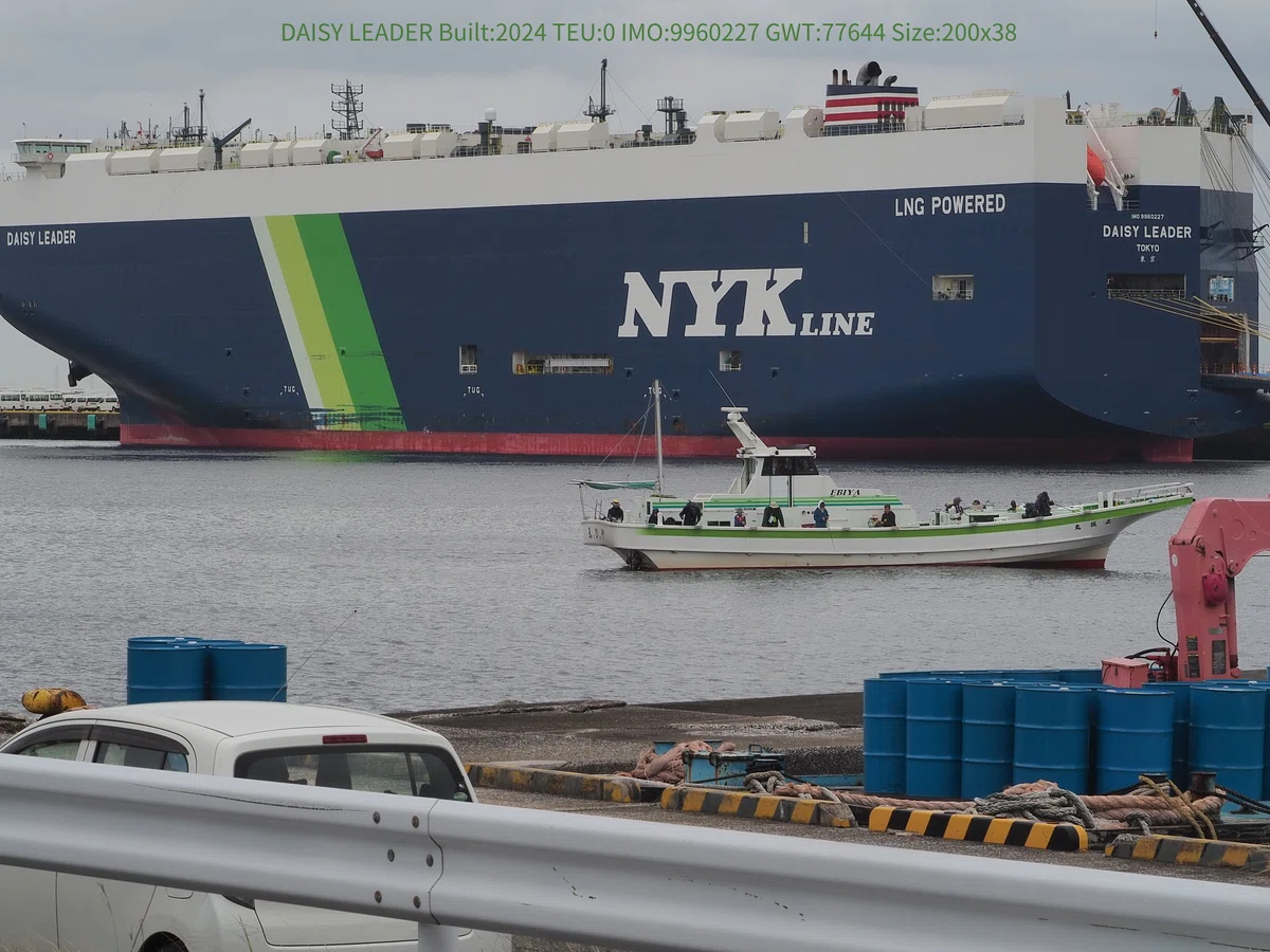 JPYOK 連休中の釣り船と横浜大黒自動車専用船バースの日本郵船最新鋭バイオLNG原動機燃料自動車専用船 DAISY LEADER|Hisa126