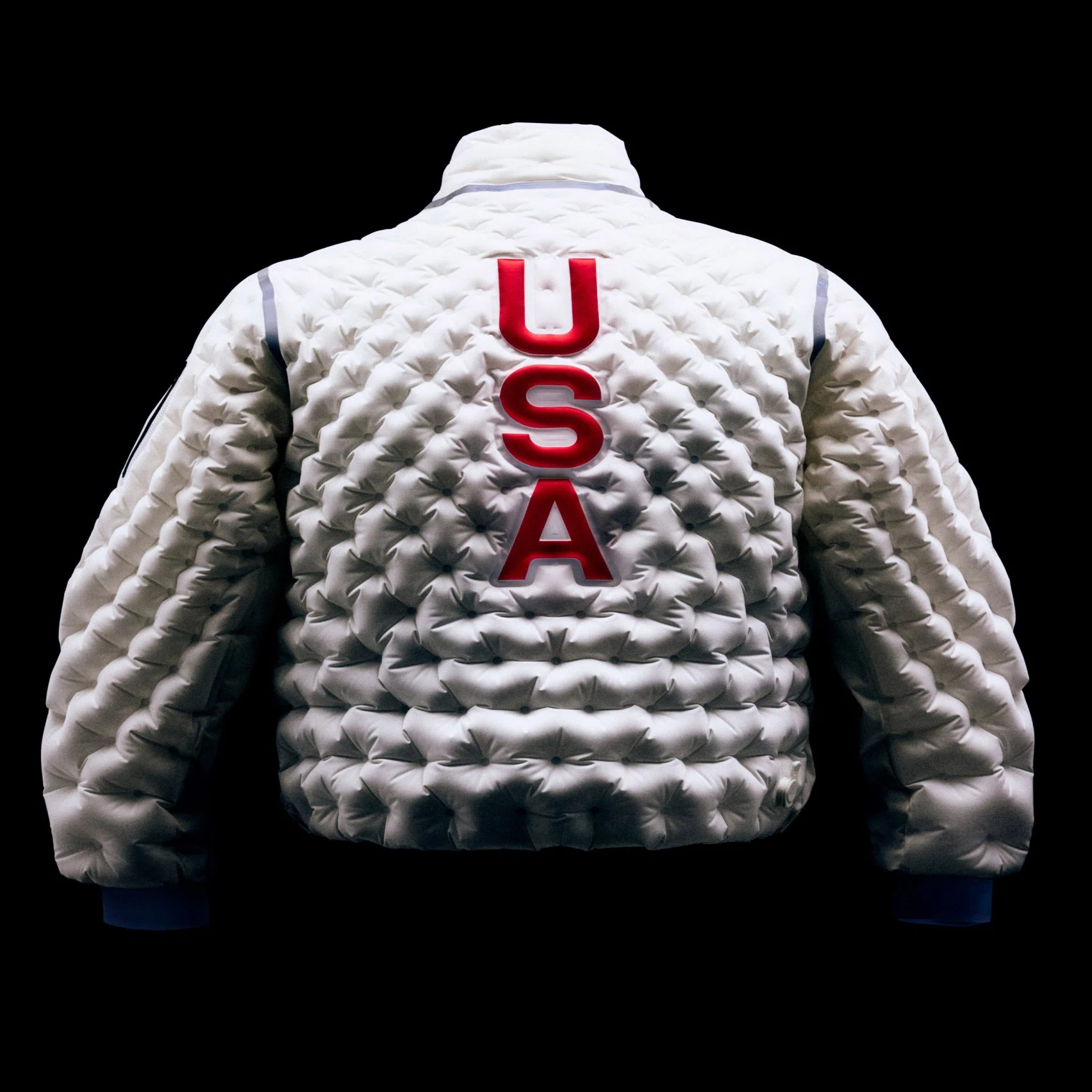 Nikeがデザインするスポーツ：「空気を纏う」五輪ジャケットと、場所を 