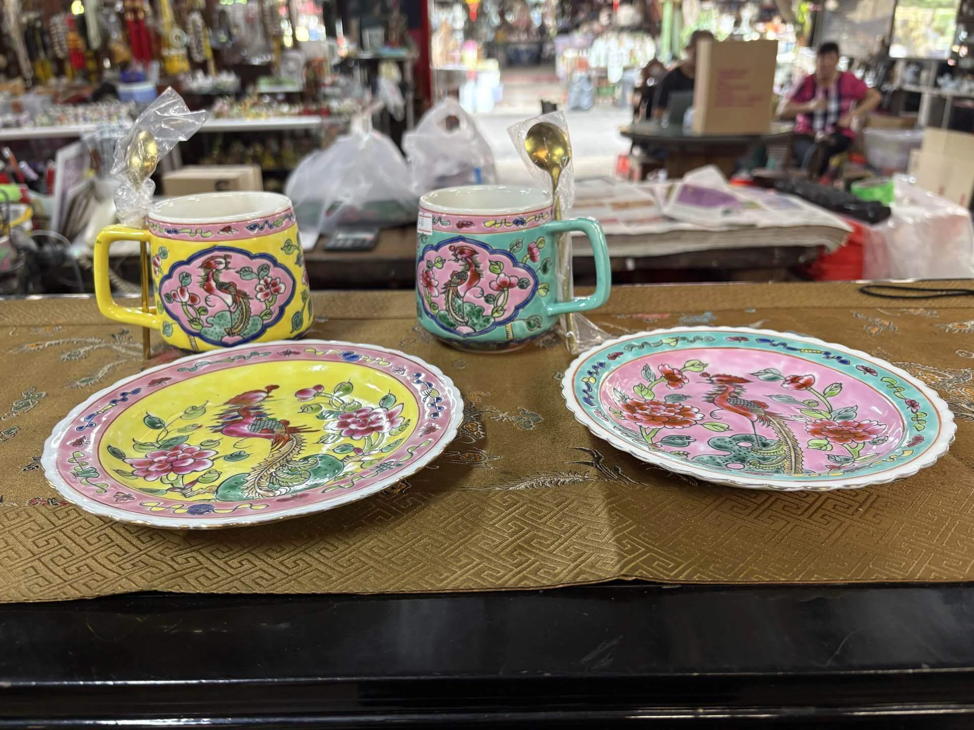 ここは博物館ですか？」Thow Kwang Pottery Jungleで出会った陶器の