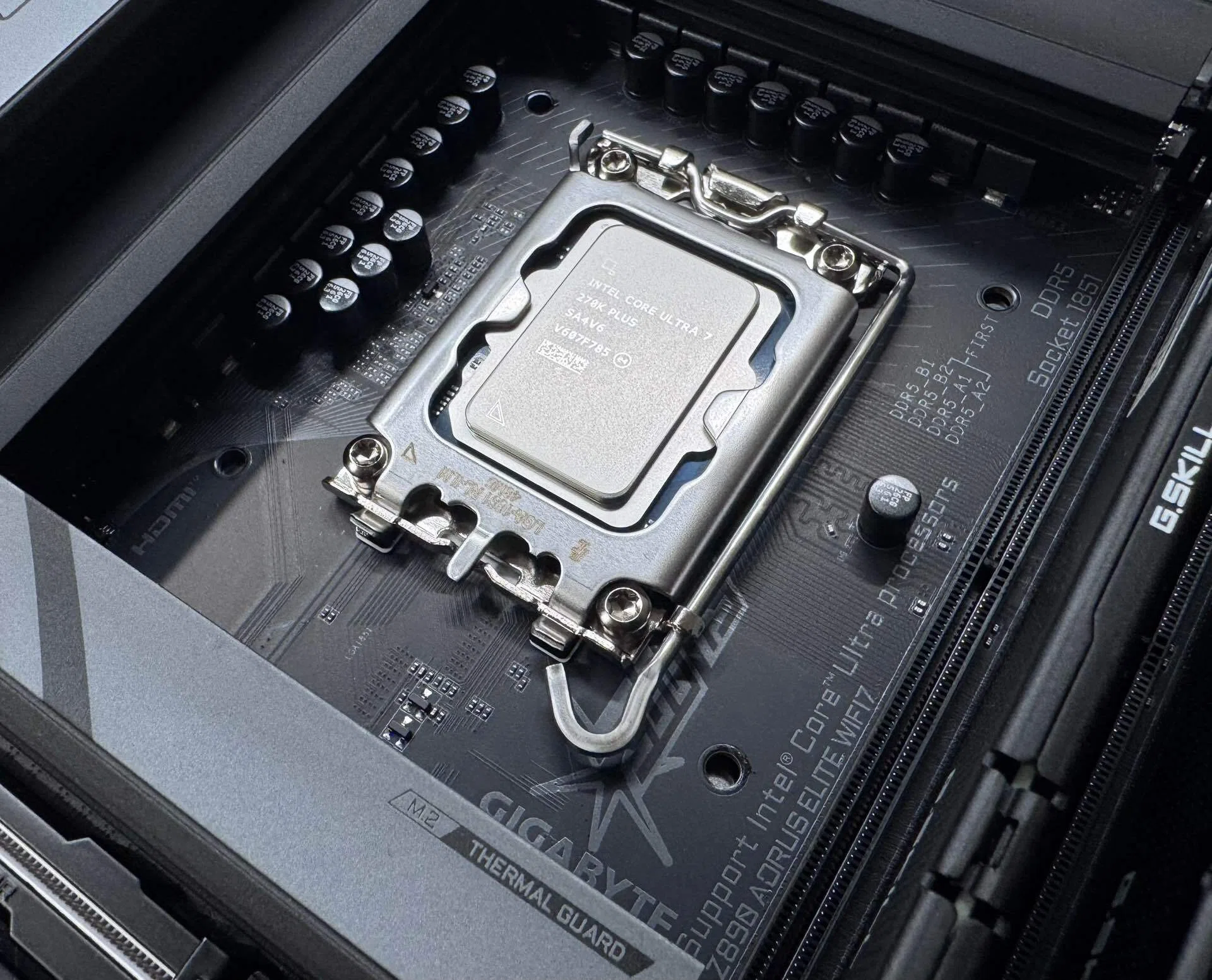 自作PC】 Core Ultra 7 270K Plusでオープンフレームを組んだ話｜絢なぎ