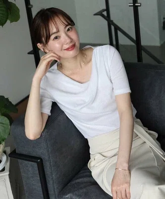 着痩せを意識したドレープネックのリブカットソー。半袖で二の腕カバーもしやすく、30代のきれいめカジュアルに合わせやすいトップス。