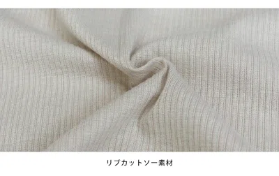 着痩せを意識したドレープネックのリブカットソー。半袖で二の腕カバーもしやすく、30代のきれいめカジュアルに合わせやすいトップス。