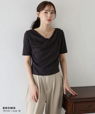 着痩せを意識したドレープネックのリブカットソー。半袖で二の腕カバーもしやすく、30代のきれいめカジュアルに合わせやすいトップス。