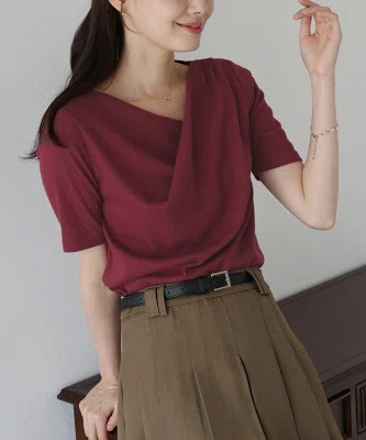 着痩せを意識したドレープネックのリブカットソー。半袖で二の腕カバーもしやすく、30代のきれいめカジュアルに合わせやすいトップス。