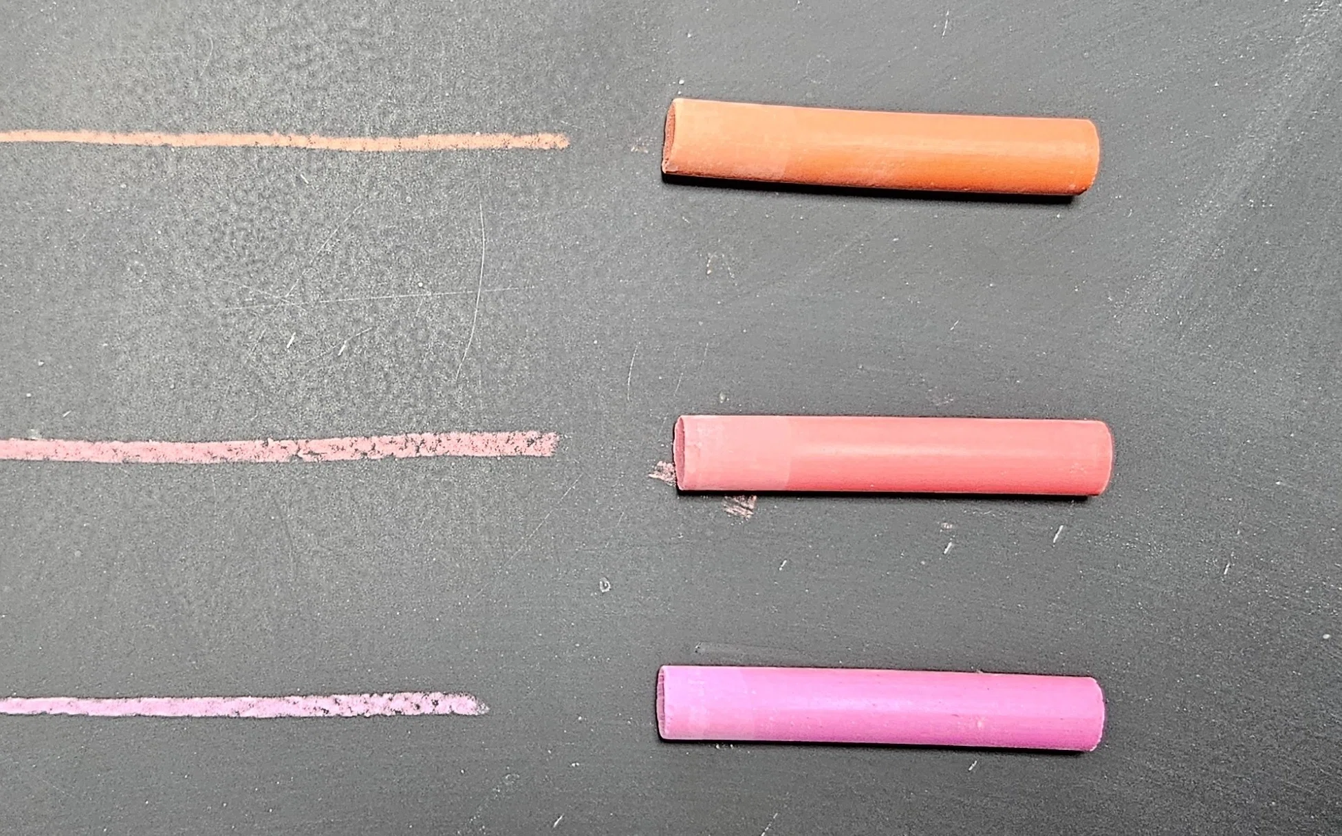 その色は、誰と同じに見えていますか？」—チョークの色から考える「色