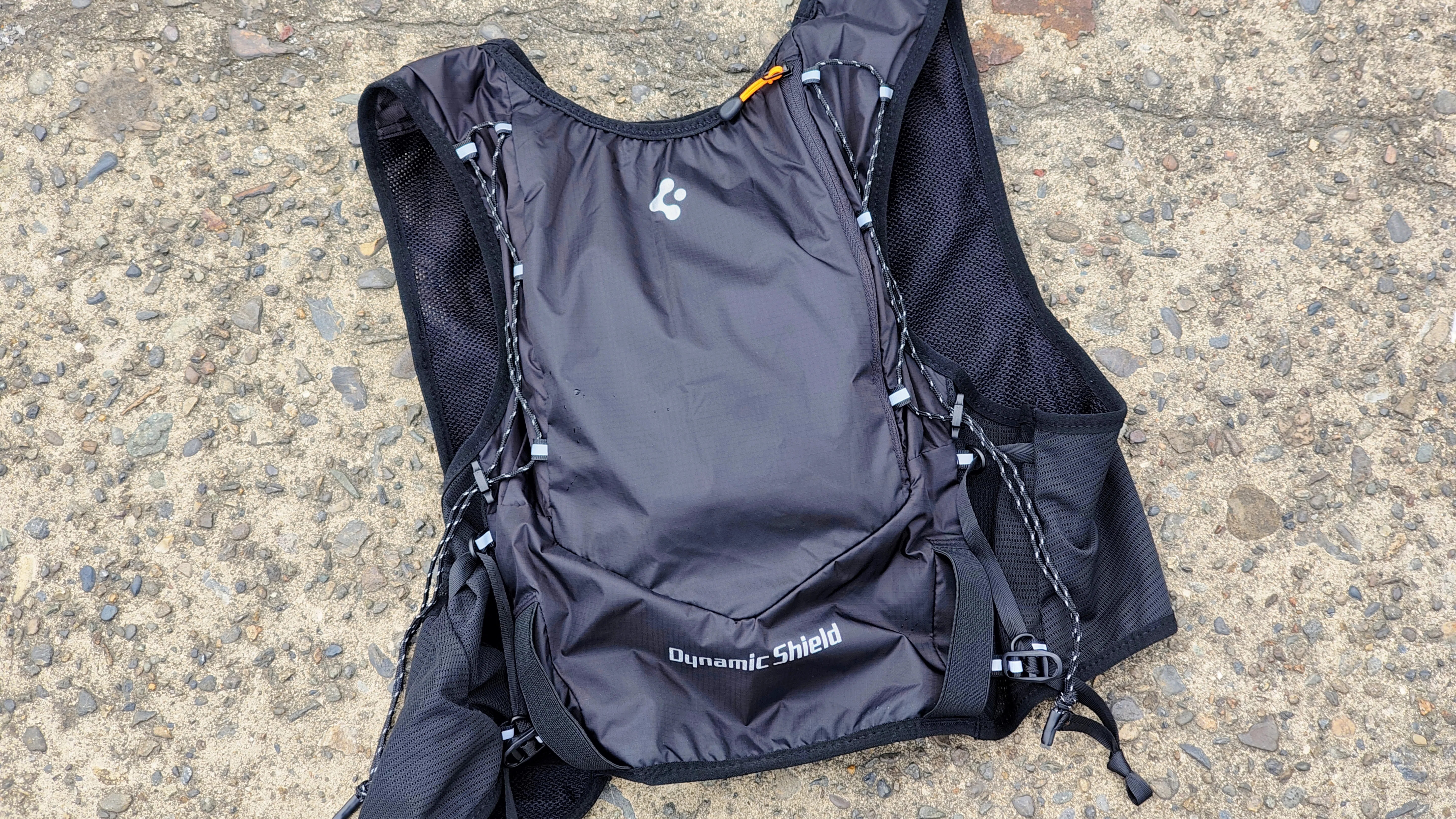 ガジェット好きのランナーがSpigenのランニングベスト（A721）を買って