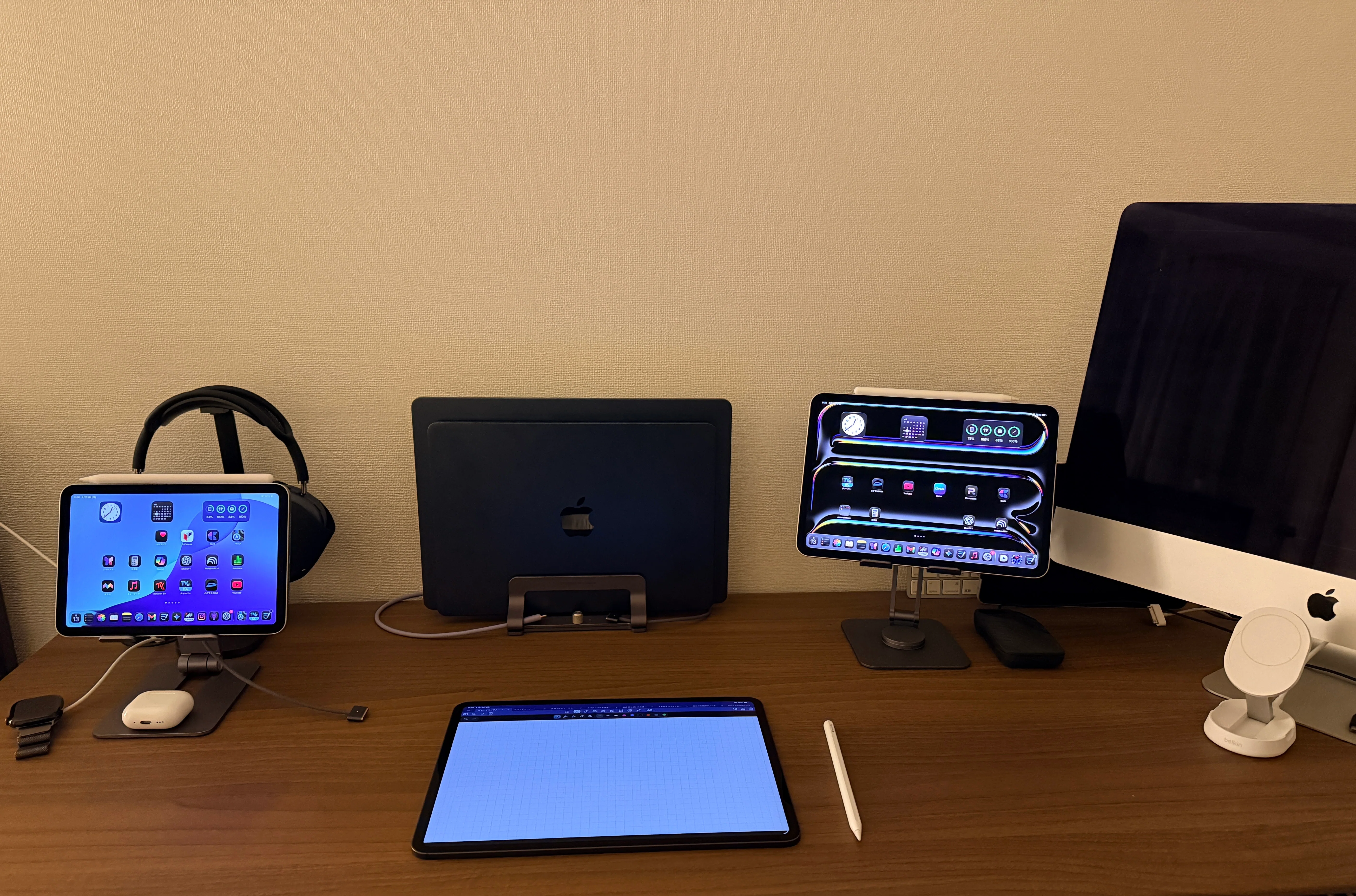 最強デスク環境！MacBook Air M3+AppleMagicマウス他 身軽さを求めたデザイナー・ブロガーのシンプルなデスク環境と使用道具