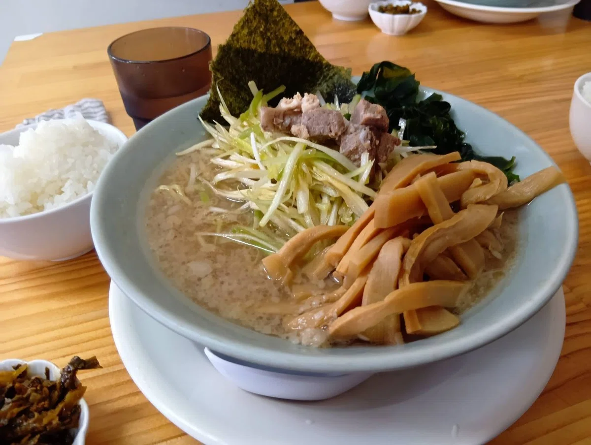 ニューラーメンショップ主水の評判と実態は？ネギラーメンの魅力から椿系との違いまで徹底解剖
