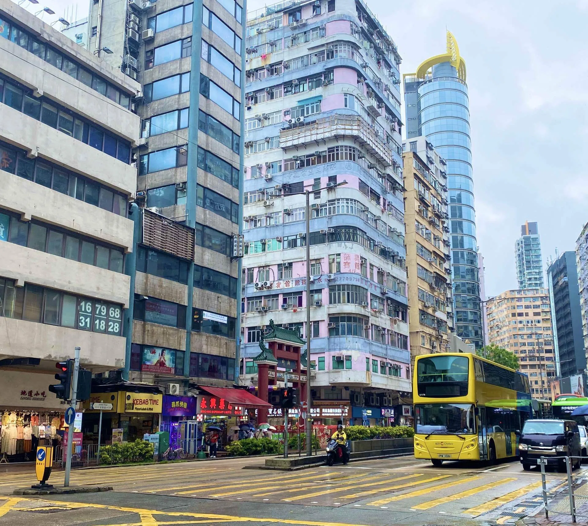 香港二階建てバスと香港トラム 香港トラム（2階建バス）に乗って巡る