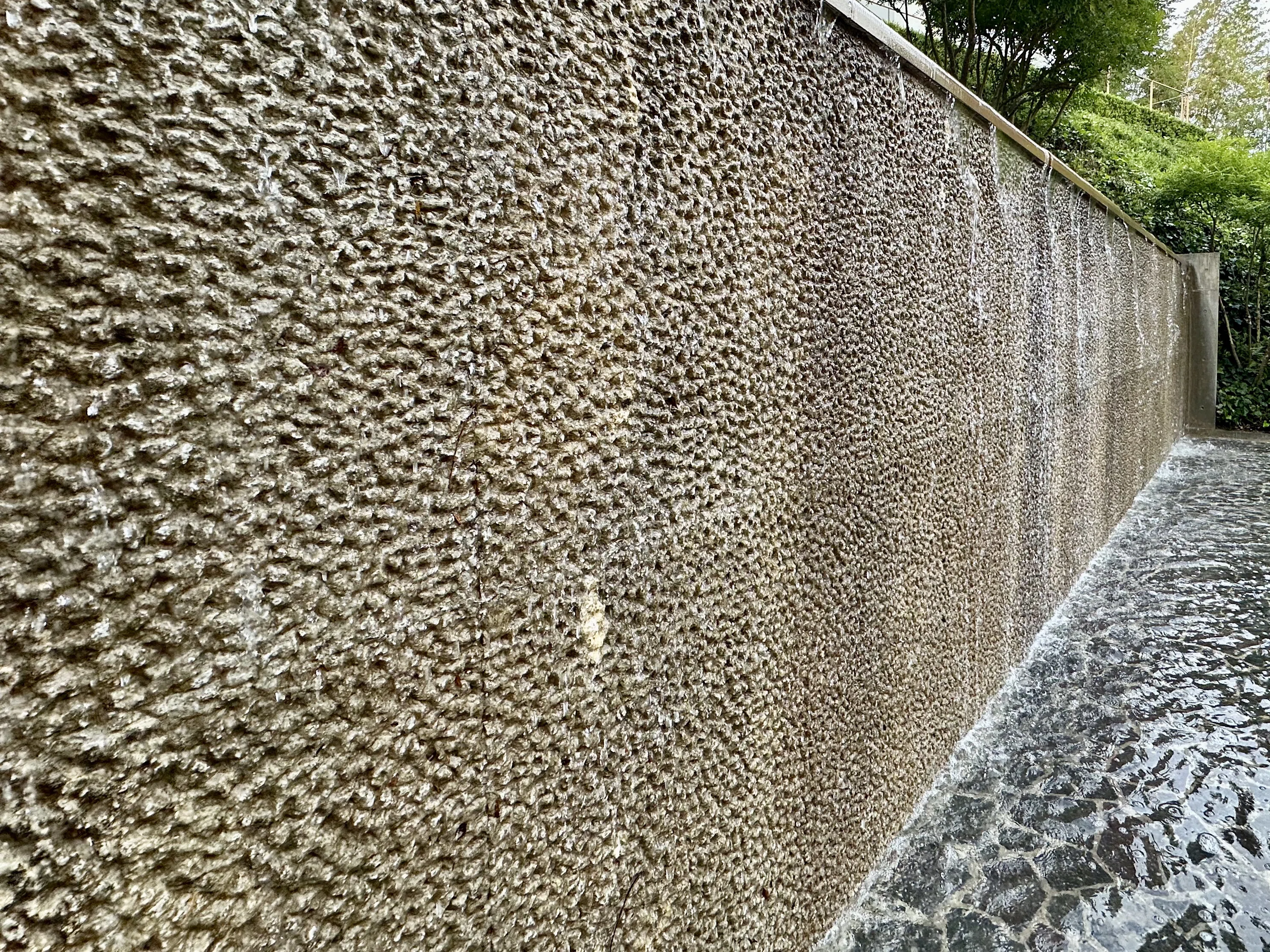 彫刻 せせらぎに浮かぶ彫刻へ｜sanchi
