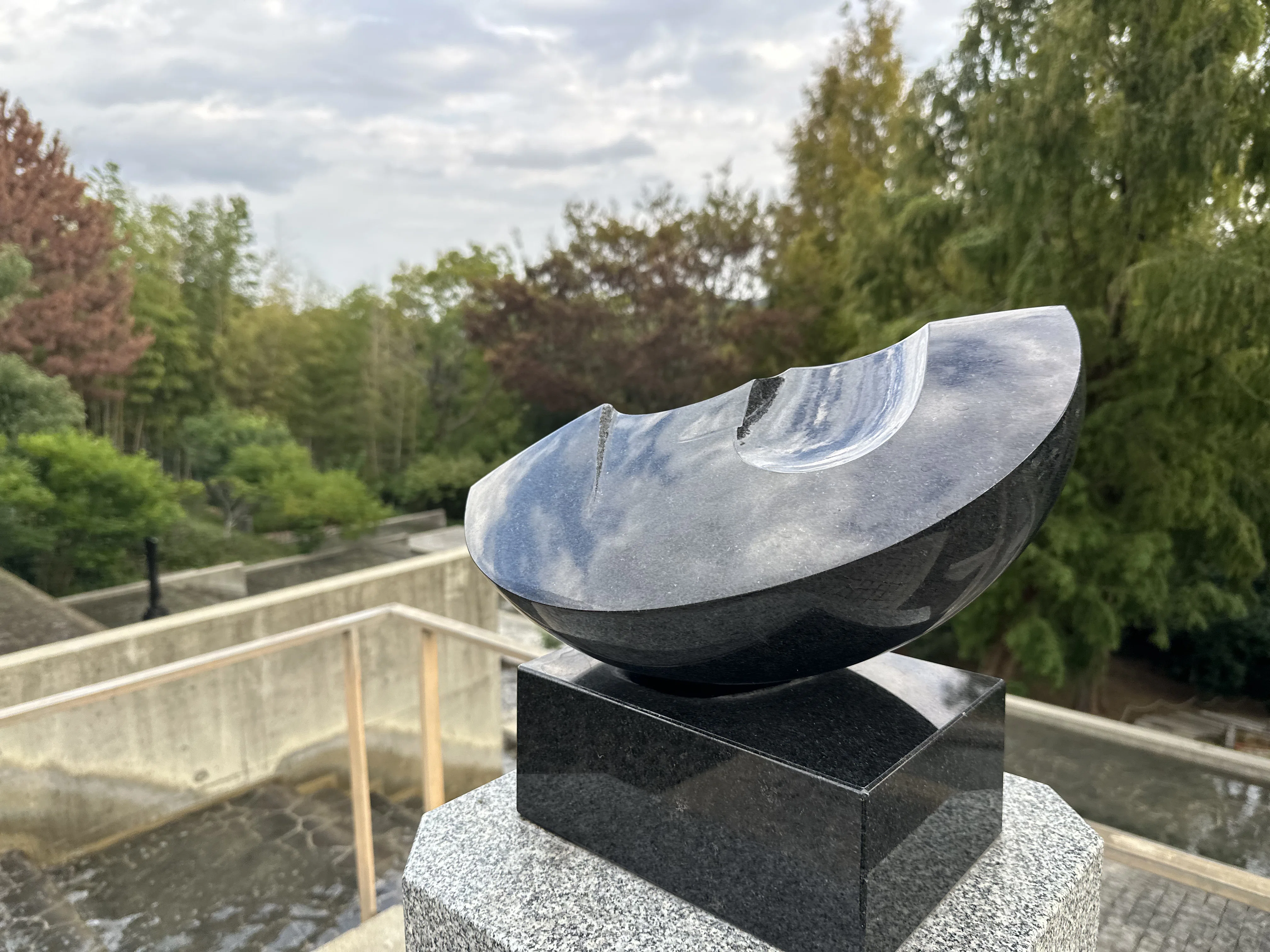 せせらぎに浮かぶ彫刻へ｜sanchi
