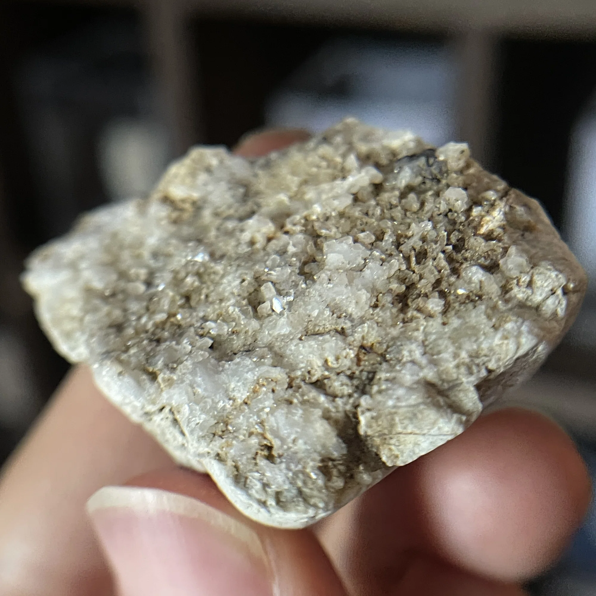 河原で鉱物採集｜石を割ったら小さな水晶が出てきた｜てるめぐる??