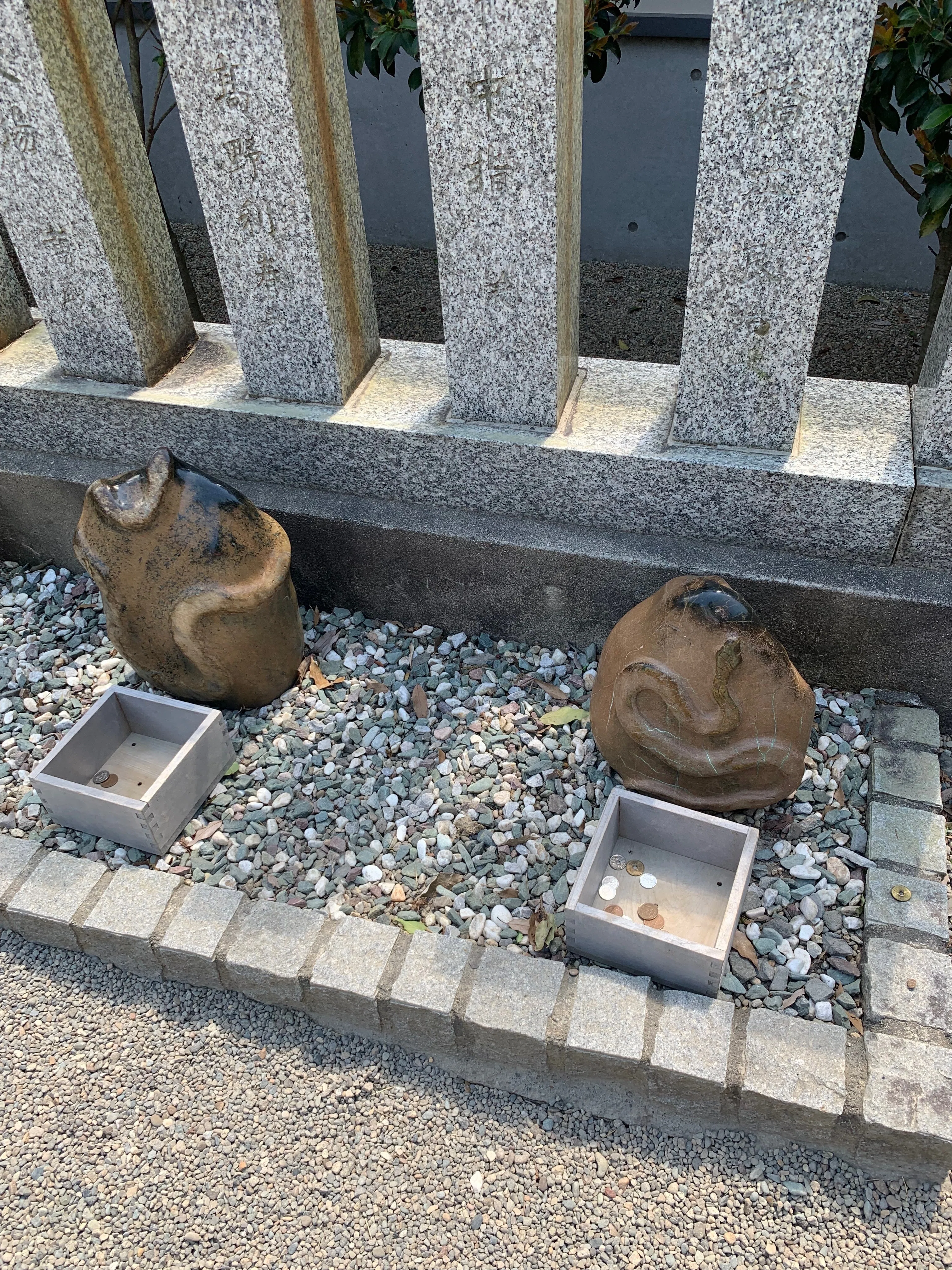 宮城県「金蛇水神社」参拝。蛇の石をなでて金運アップ。牡丹、芍薬の
