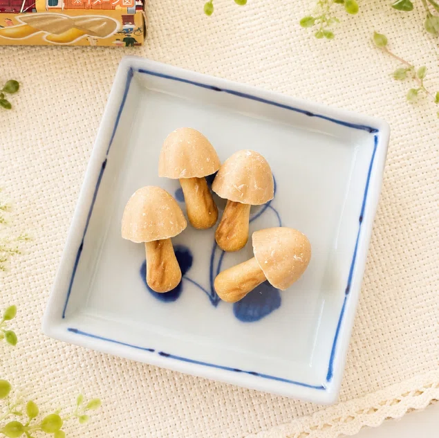 おやつ日和 23 きのこの山 きなこ棒風味｜Marilla