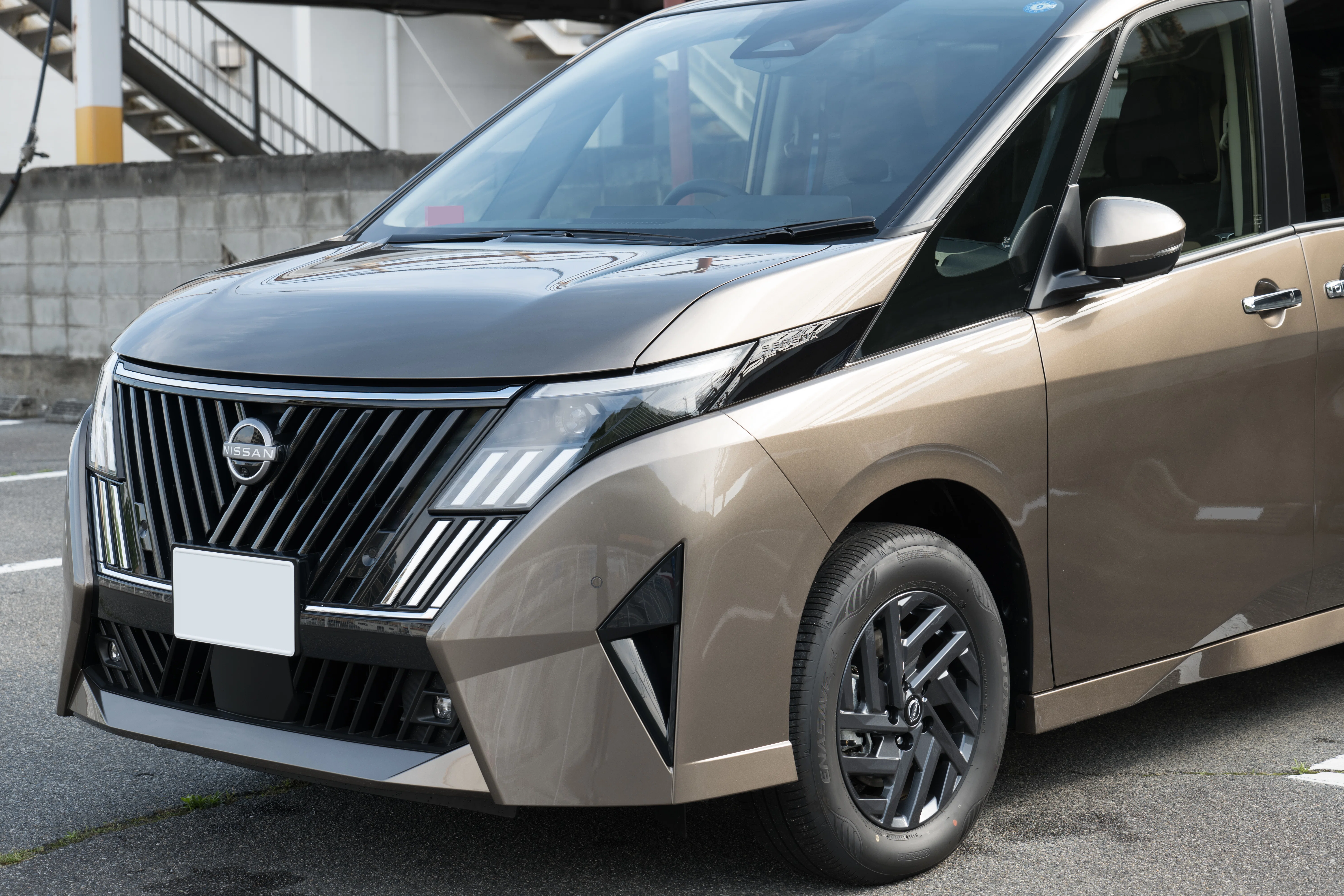 納車】日産 セレナ e-4ORCE ハイウェイスターV クリスタルブラウン｜無