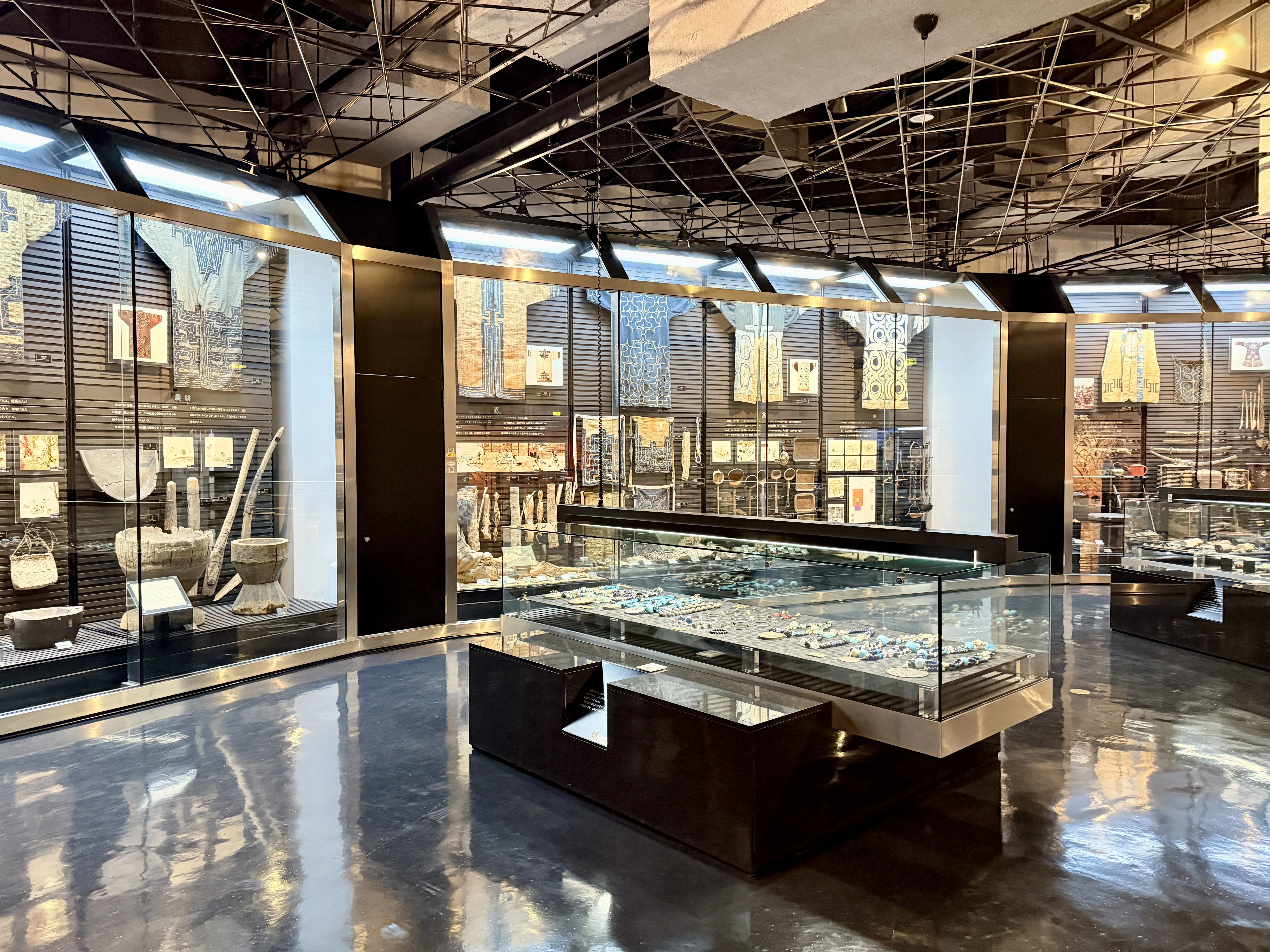 北海道】釧路市立博物館4階展示案内｜サコㇿべの人々と木彫作品