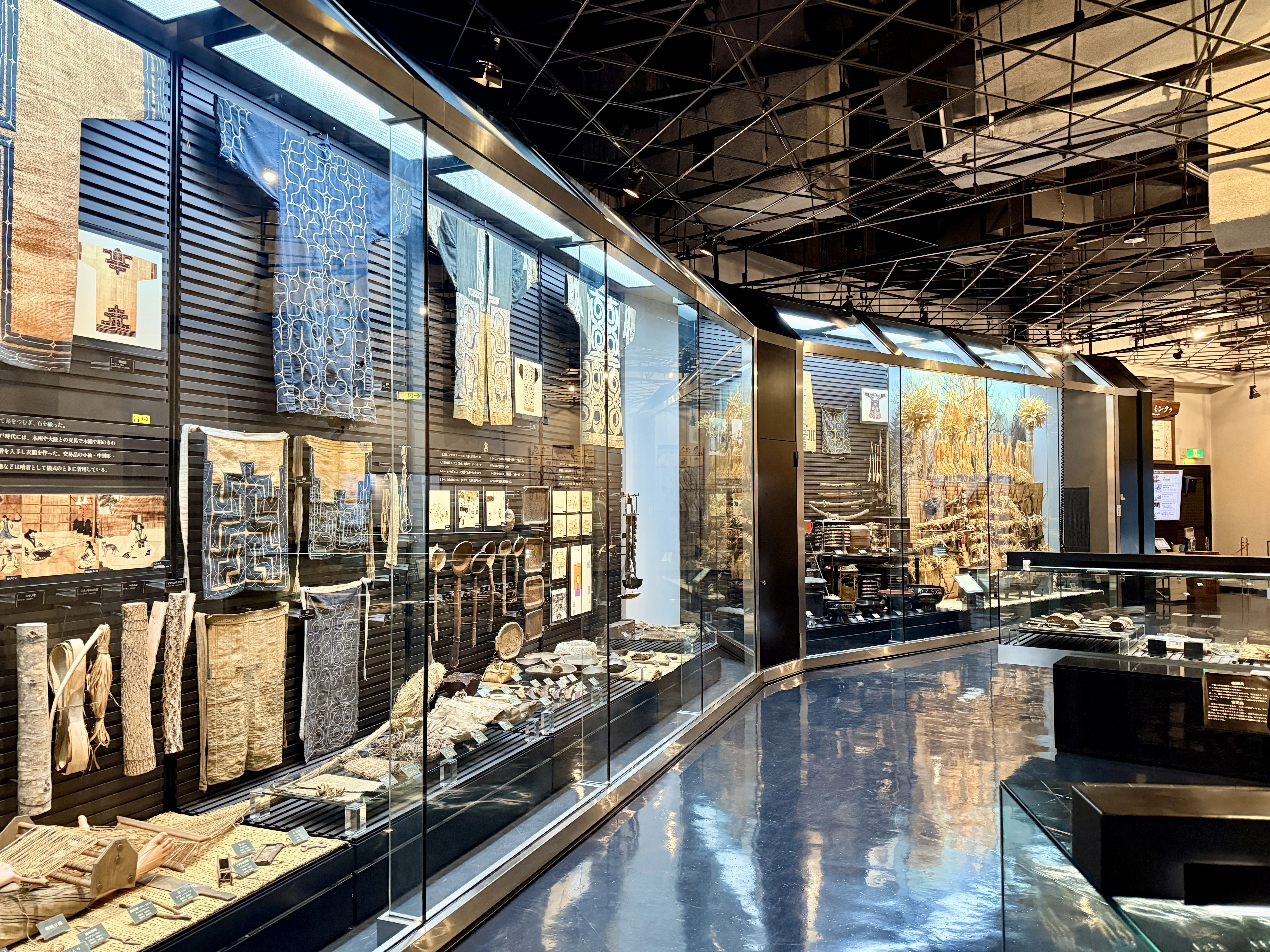 北海道】釧路市立博物館4階展示案内｜サコㇿべの人々と木彫作品