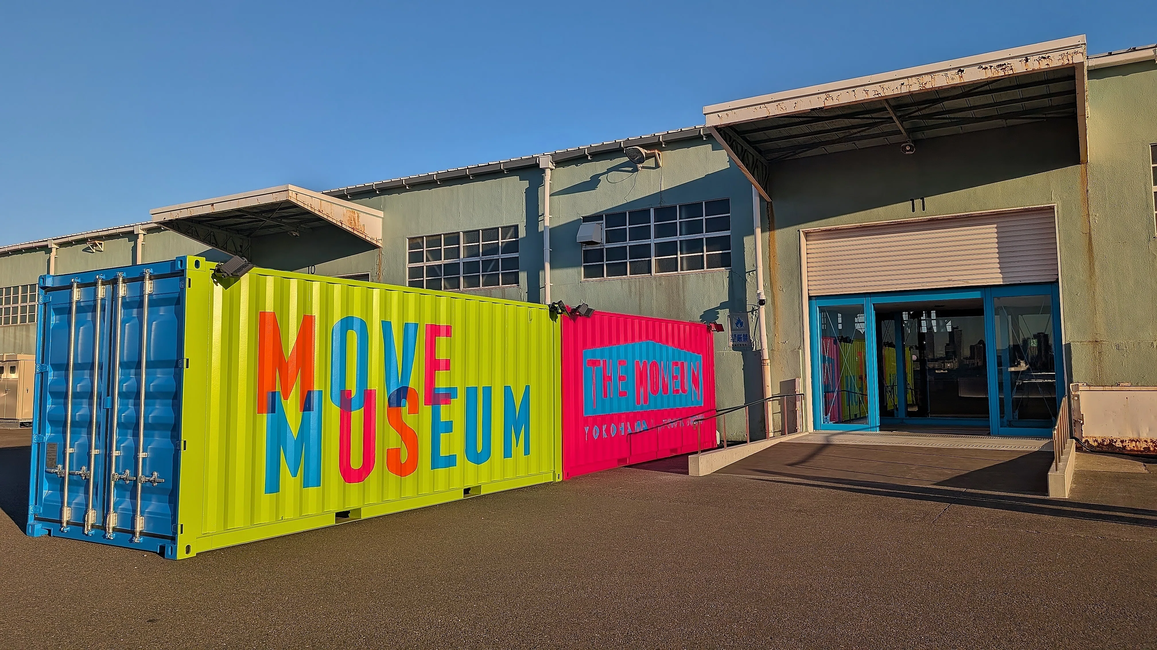 横浜の海辺で没入型アート施設】山下埠頭で絵画の中を歩く体験｜Sho5UA