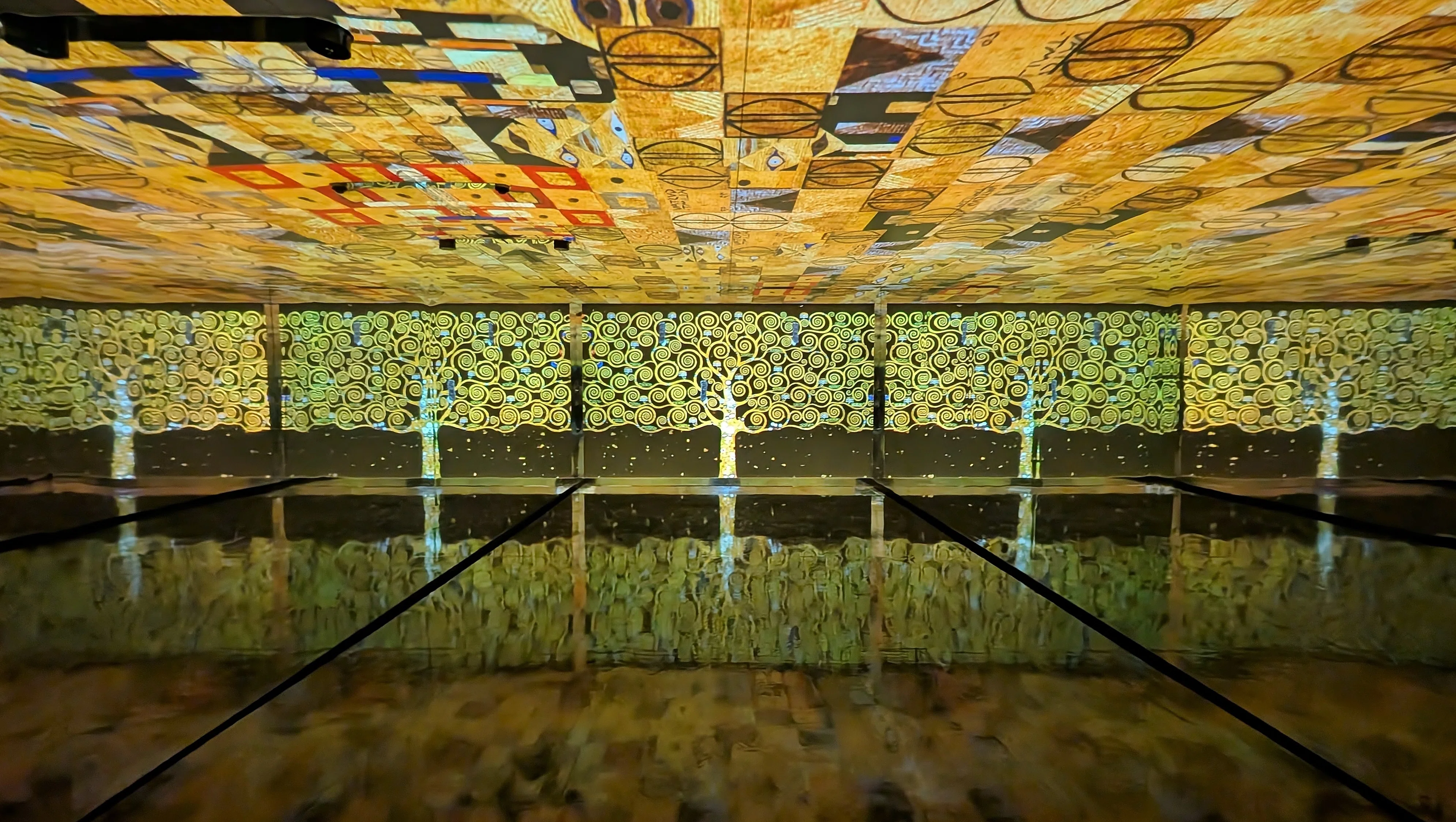 横浜の海辺で没入型アート施設】山下埠頭で絵画の中を歩く体験｜Sho5UA