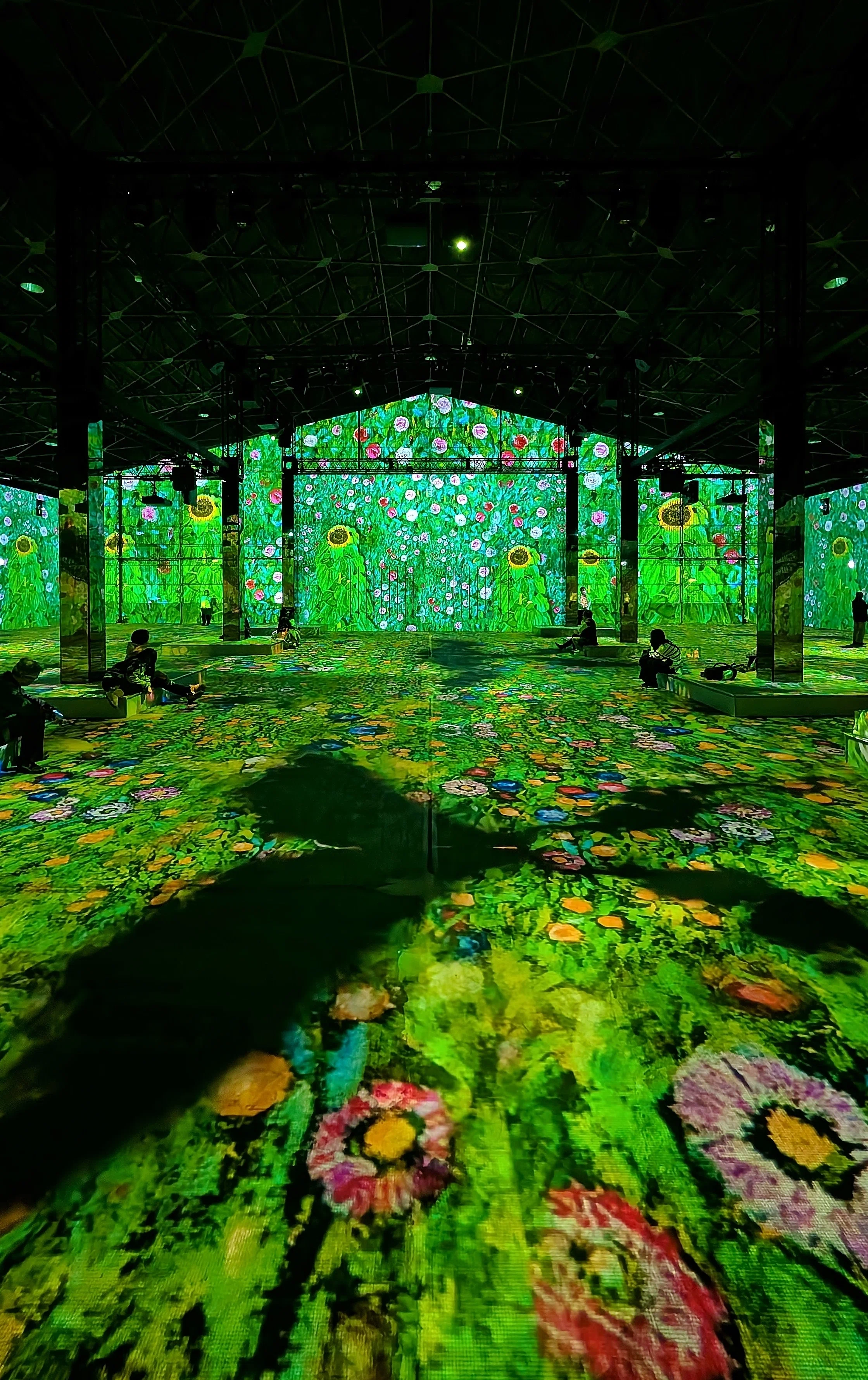 横浜の海辺で没入型アート施設】山下埠頭で絵画の中を歩く体験｜Sho5UA