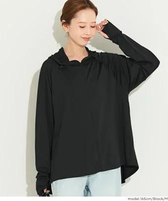 白Tシャツに羽織りやすい、バックギャザー入りの薄手UVカットパーカー。腰まわりを自然にカバーし、日差しや冷房対策にも使いやすい一枚